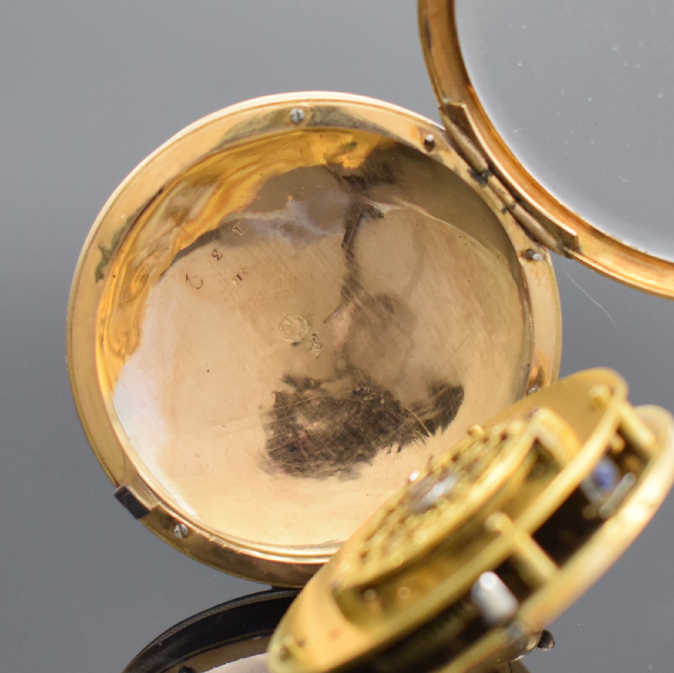 Detail c: Spindeltaschenuhr in Roségold 750/000, Schweiz um 1830, Ränder guill., Geh. dell., Rückseite m. Emailbild Blumenbouquet, Goldzifferblatt dell., ...