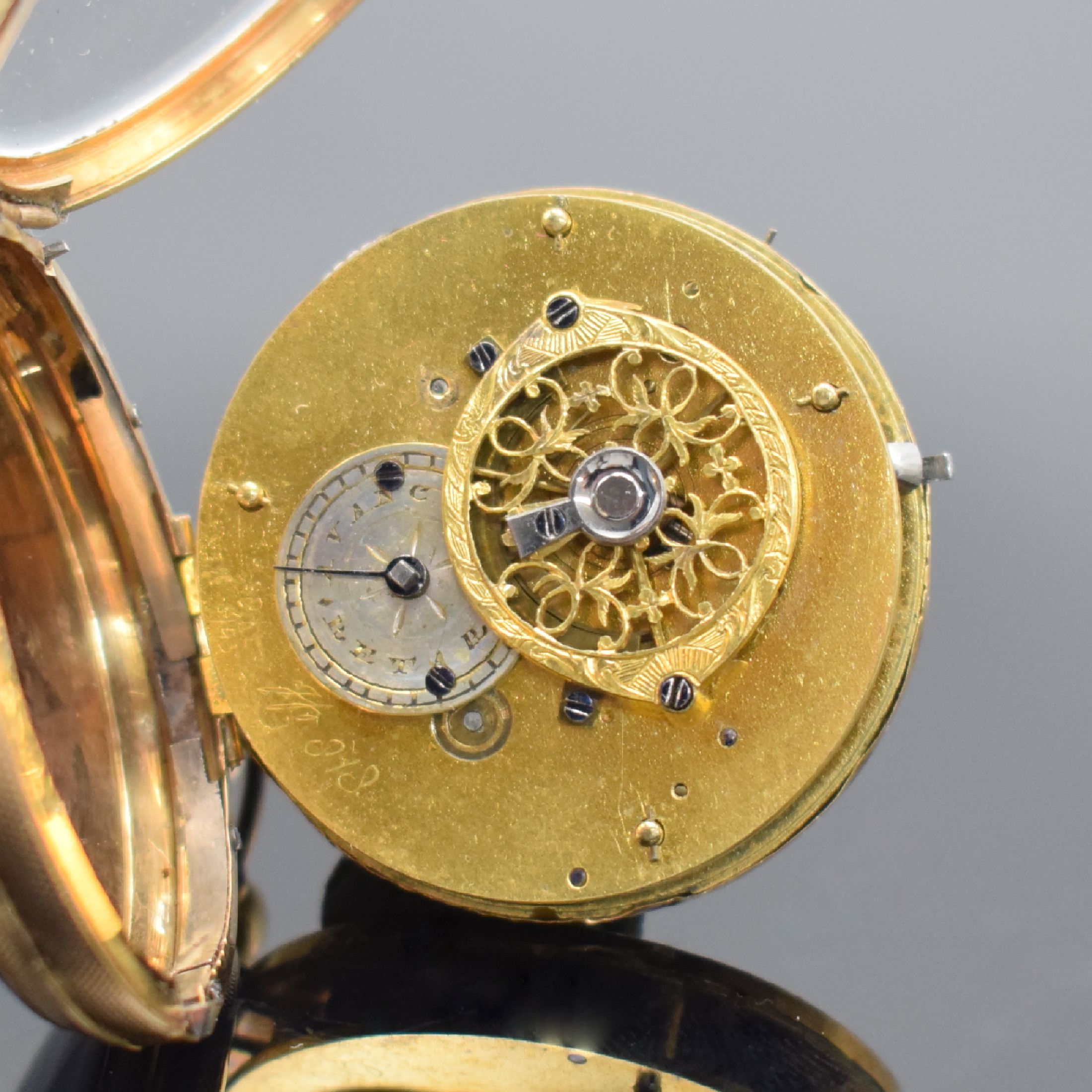 Detail d: Spindeltaschenuhr in Roségold 750/000, Schweiz um 1830, Ränder guill., Geh. dell., Rückseite m. Emailbild Blumenbouquet, Goldzifferblatt dell., ...