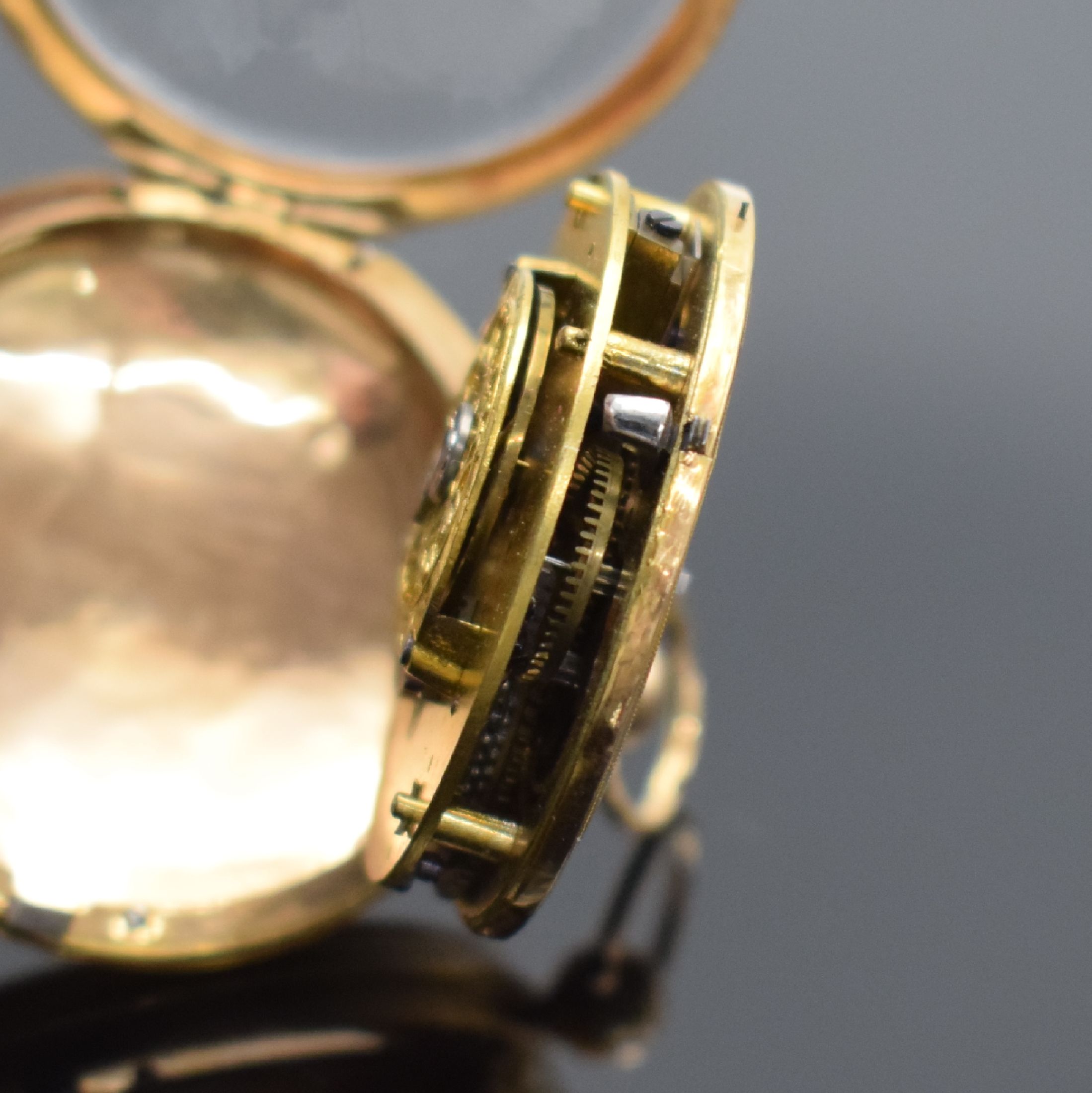 Detail e: Spindeltaschenuhr in Roségold 750/000, Schweiz um 1830, Ränder guill., Geh. dell., Rückseite m. Emailbild Blumenbouquet, Goldzifferblatt dell., ...
