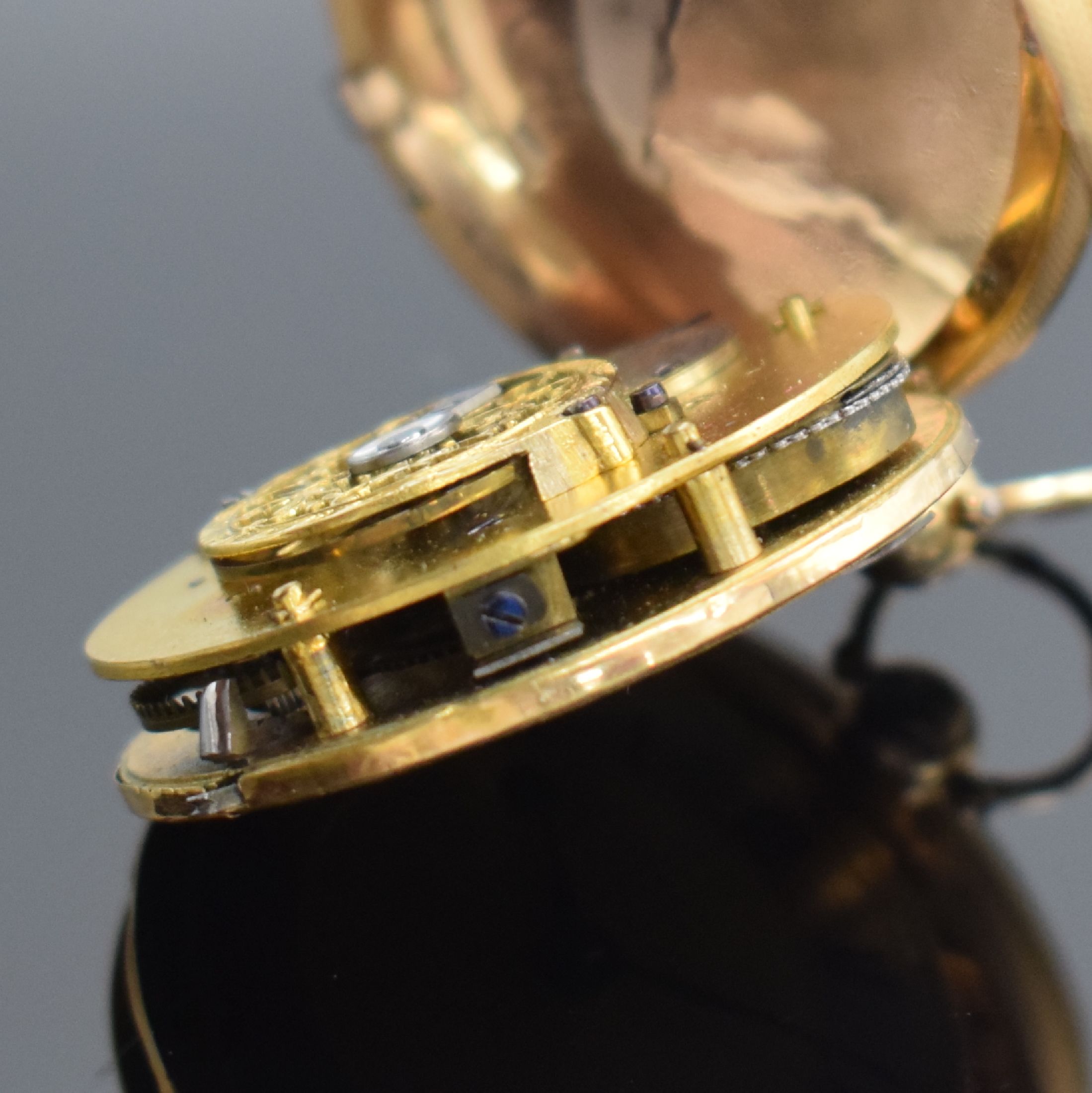 Detail f: Spindeltaschenuhr in Roségold 750/000, Schweiz um 1830, Ränder guill., Geh. dell., Rückseite m. Emailbild Blumenbouquet, Goldzifferblatt dell., ...