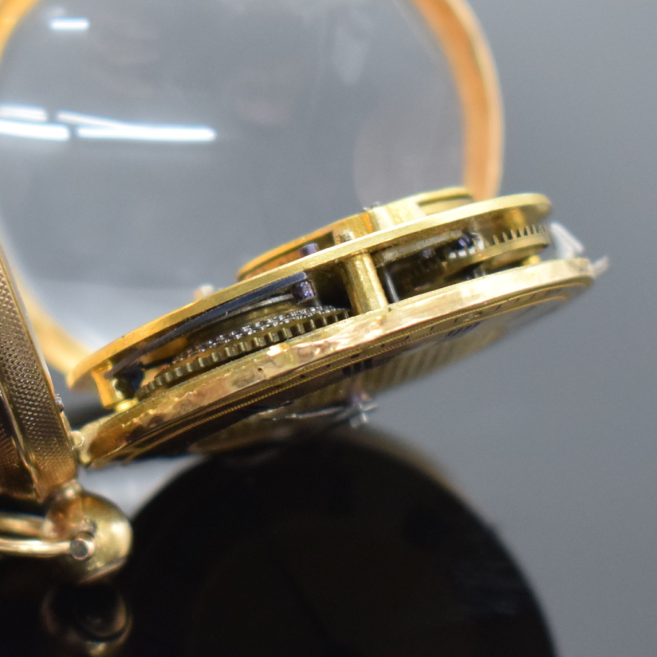 Detail g: Spindeltaschenuhr in Roségold 750/000, Schweiz um 1830, Ränder guill., Geh. dell., Rückseite m. Emailbild Blumenbouquet, Goldzifferblatt dell., ...