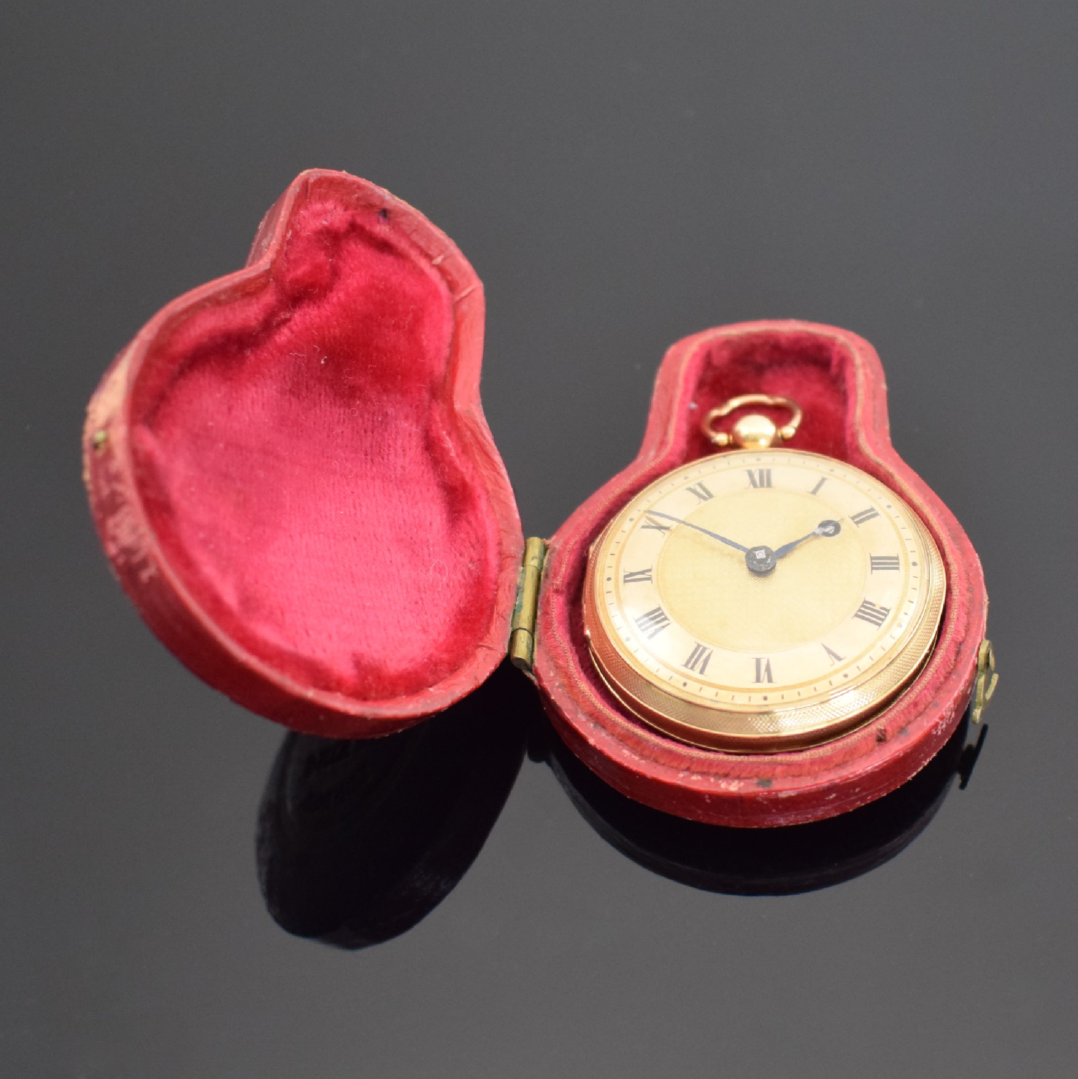 Detail h: Spindeltaschenuhr in Roségold 750/000, Schweiz um 1830, Ränder guill., Geh. dell., Rückseite m. Emailbild Blumenbouquet, Goldzifferblatt dell., ...