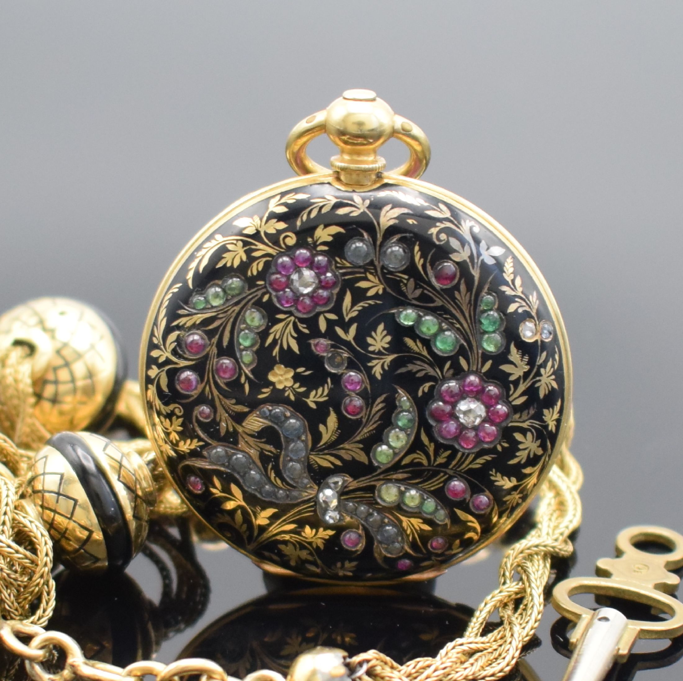Detail a: MALIGNON A GENEVE No. 2129 feine, emaillierte und mit Edelsteinen besetzte Zylindertaschenuhr an schwerer GG 750/000 Kette, Schweiz um 1850, beide ...