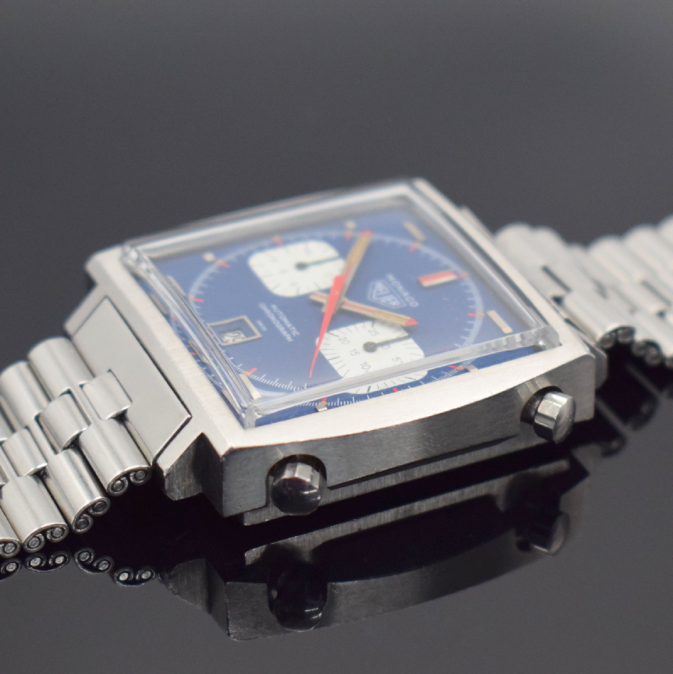 Detail d: HEUER Monaco "Steve McQueen" Herrenarmbanduhr mit Chronograph Referenz 1133, Schweiz um 1972, Automatik, Monocoque-Geh. in Stahl inkl. ...