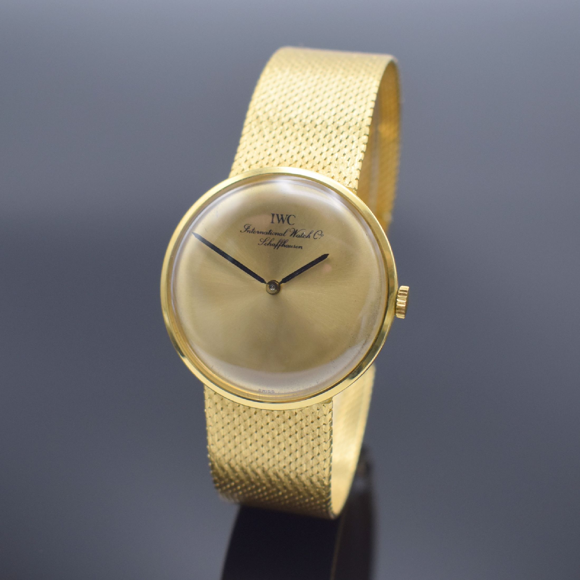 IWC Herrenarmbanduhr in GG 750/000, Handaufzug, Schweiz um 1964, orig. Milanaiseband, 3-teil. Geh., Boden & Glasrand aufgedr., gold. ...