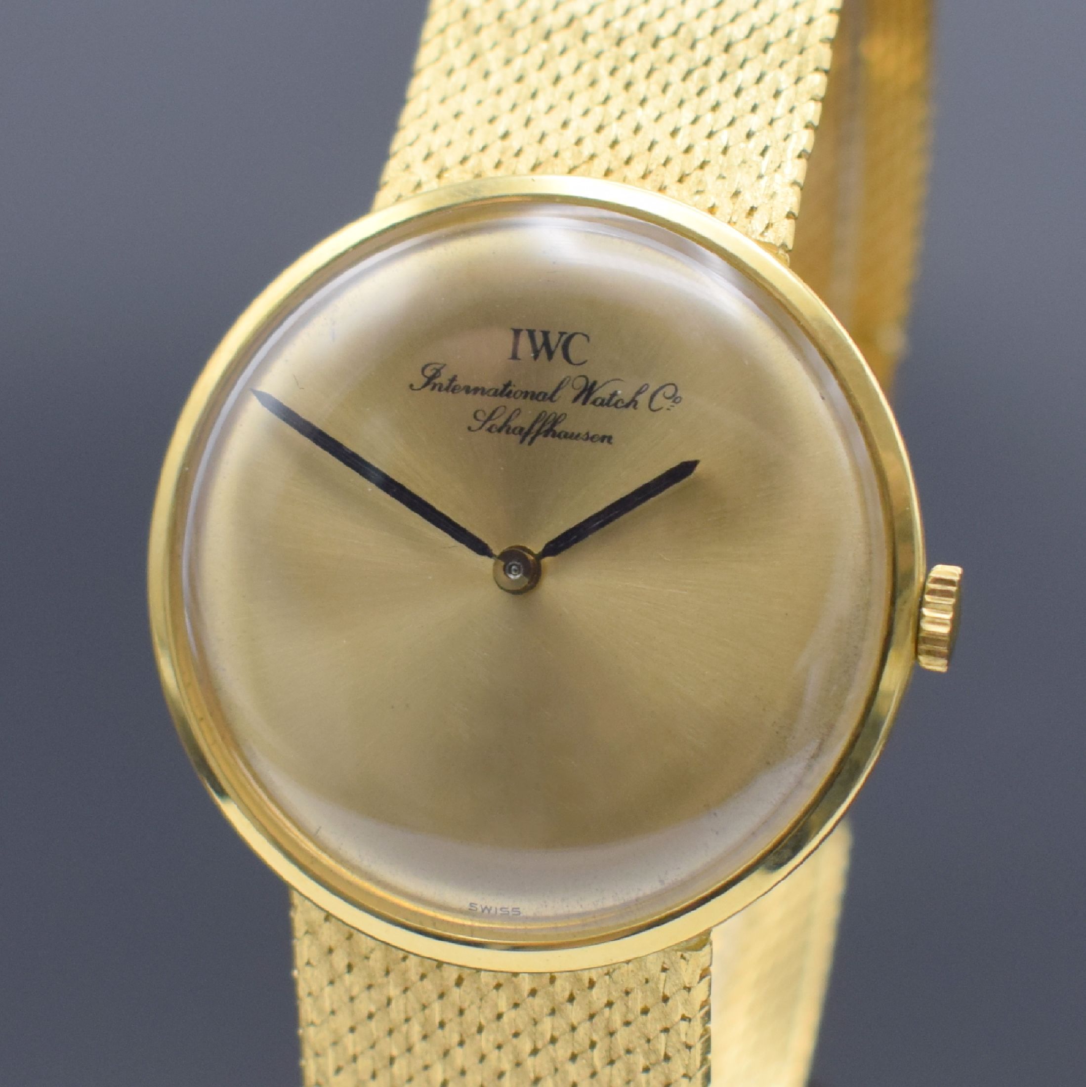 Detail a: IWC Herrenarmbanduhr in GG 750/000, Handaufzug, Schweiz um 1964, orig. Milanaiseband, 3-teil. Geh., Boden & Glasrand aufgedr., gold. ...