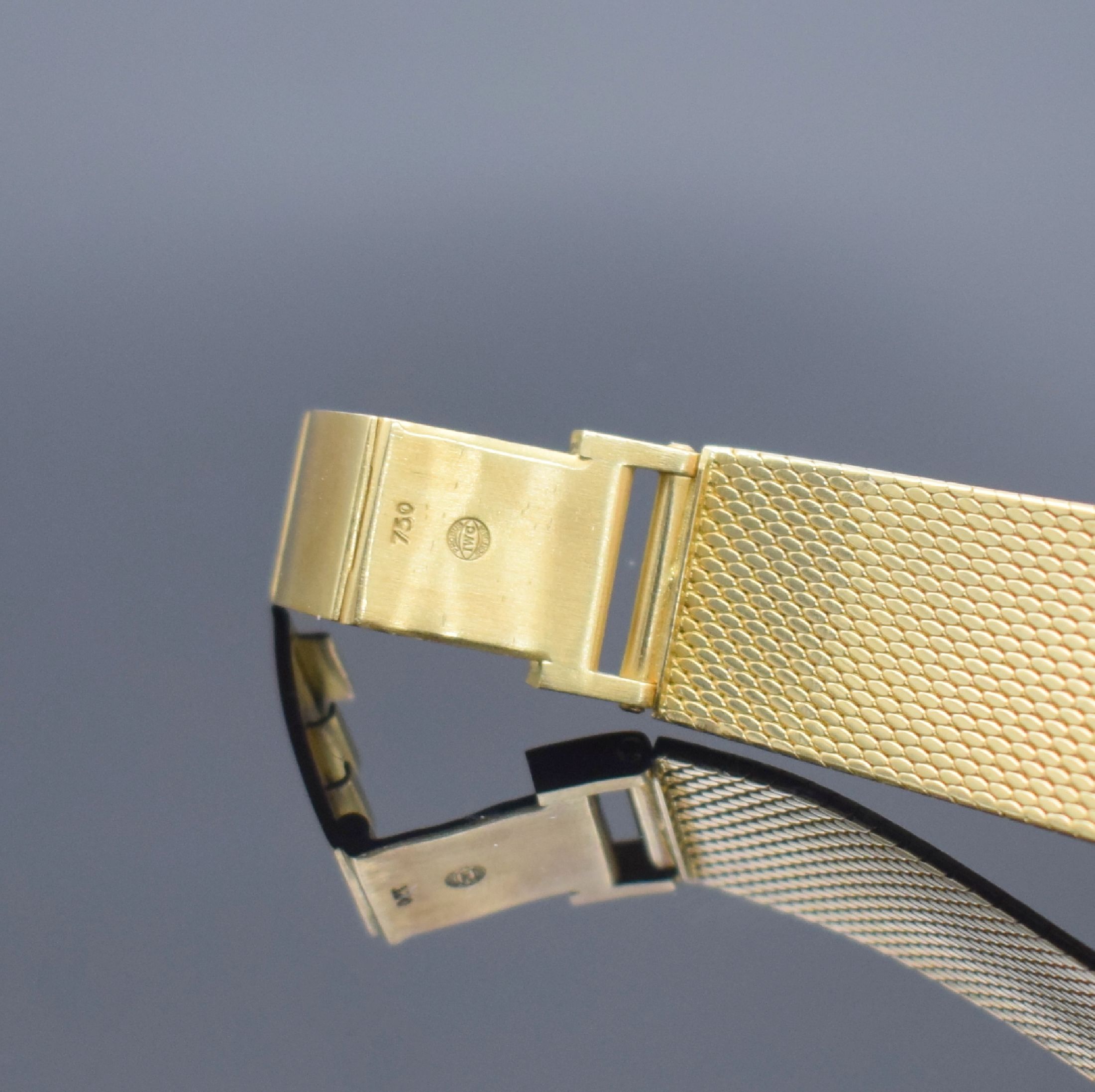 Detail b: IWC Herrenarmbanduhr in GG 750/000, Handaufzug, Schweiz um 1964, orig. Milanaiseband, 3-teil. Geh., Boden & Glasrand aufgedr., gold. ...