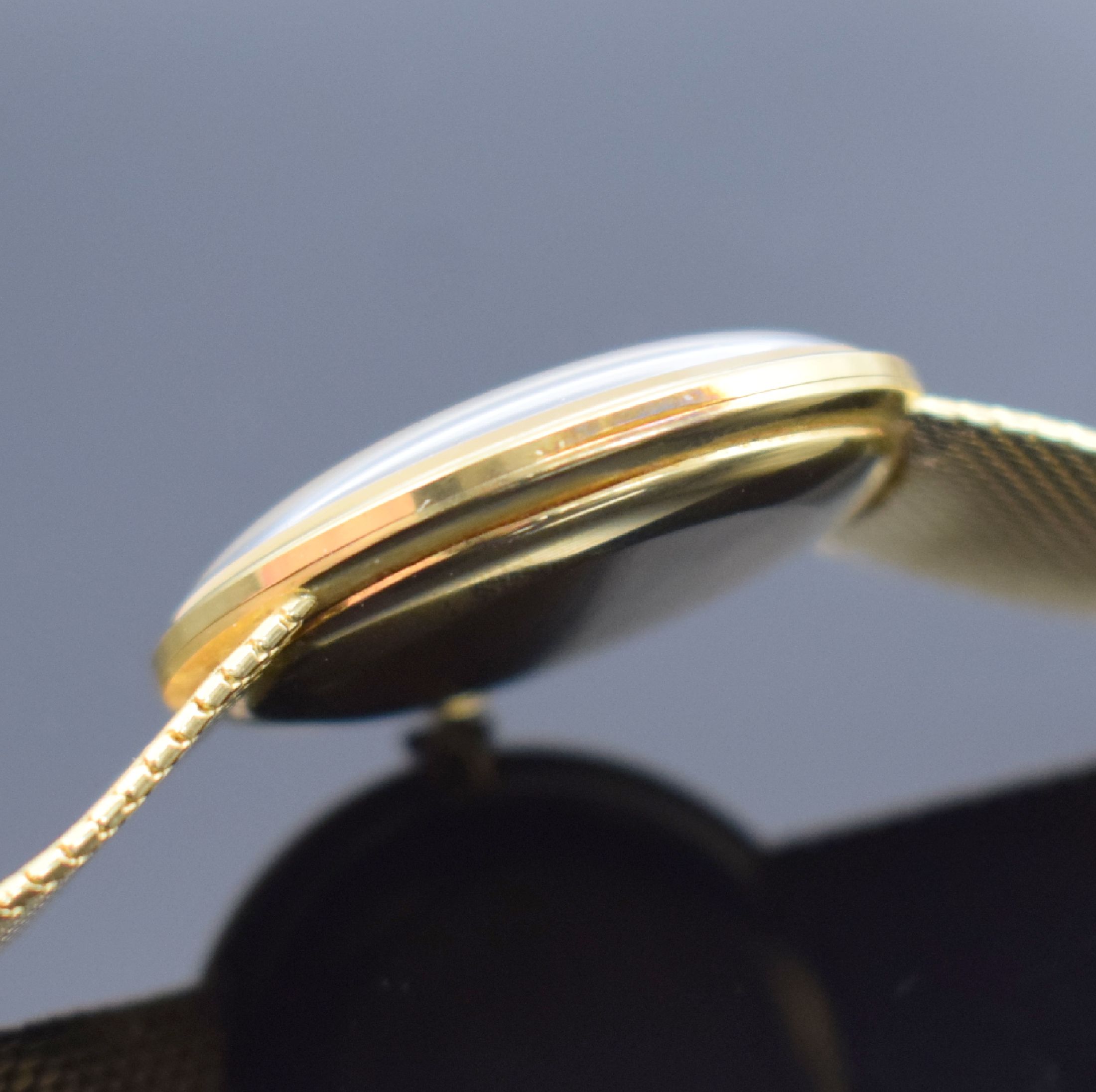 Detail c: IWC Herrenarmbanduhr in GG 750/000, Handaufzug, Schweiz um 1964, orig. Milanaiseband, 3-teil. Geh., Boden & Glasrand aufgedr., gold. ...