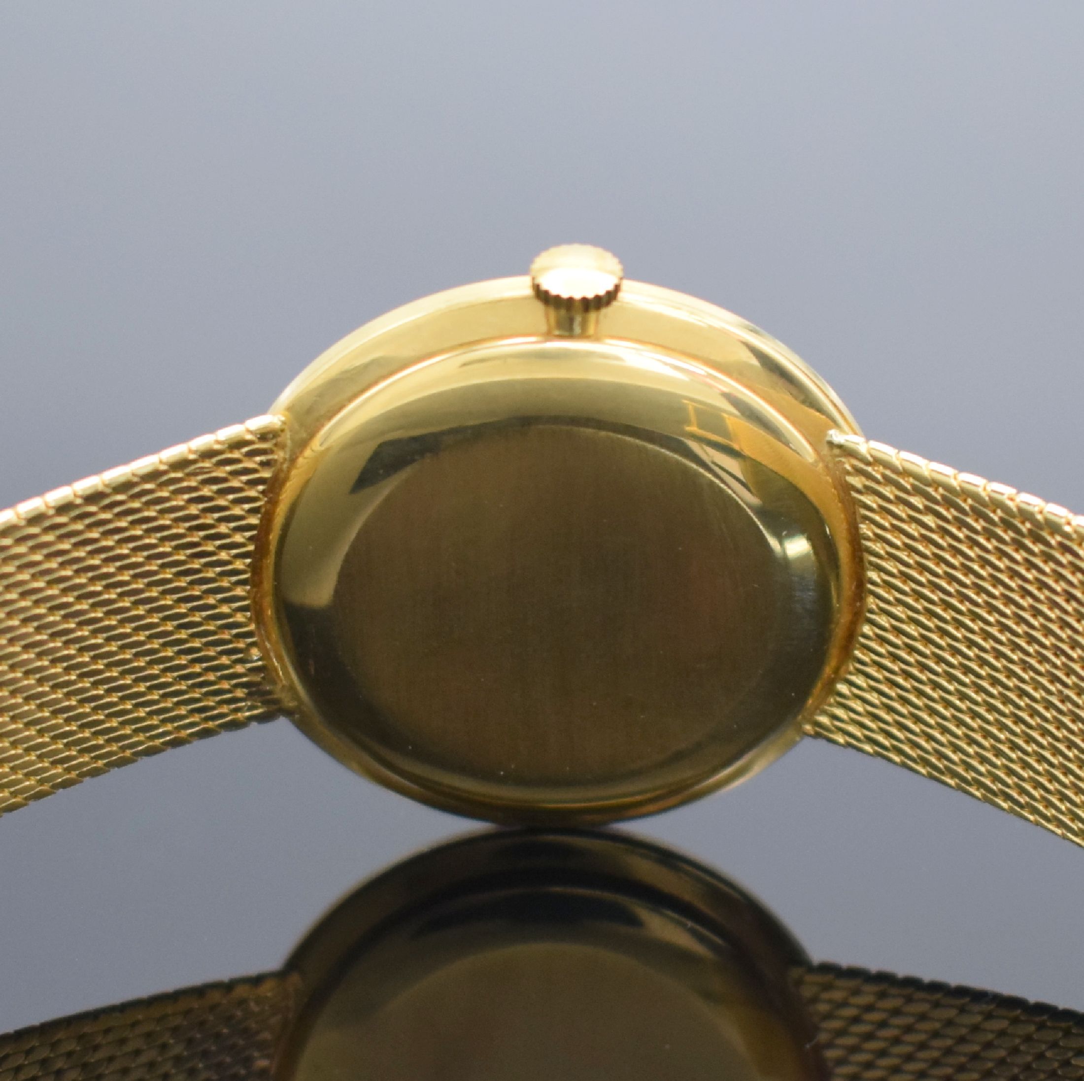 Detail d: IWC Herrenarmbanduhr in GG 750/000, Handaufzug, Schweiz um 1964, orig. Milanaiseband, 3-teil. Geh., Boden & Glasrand aufgedr., gold. ...