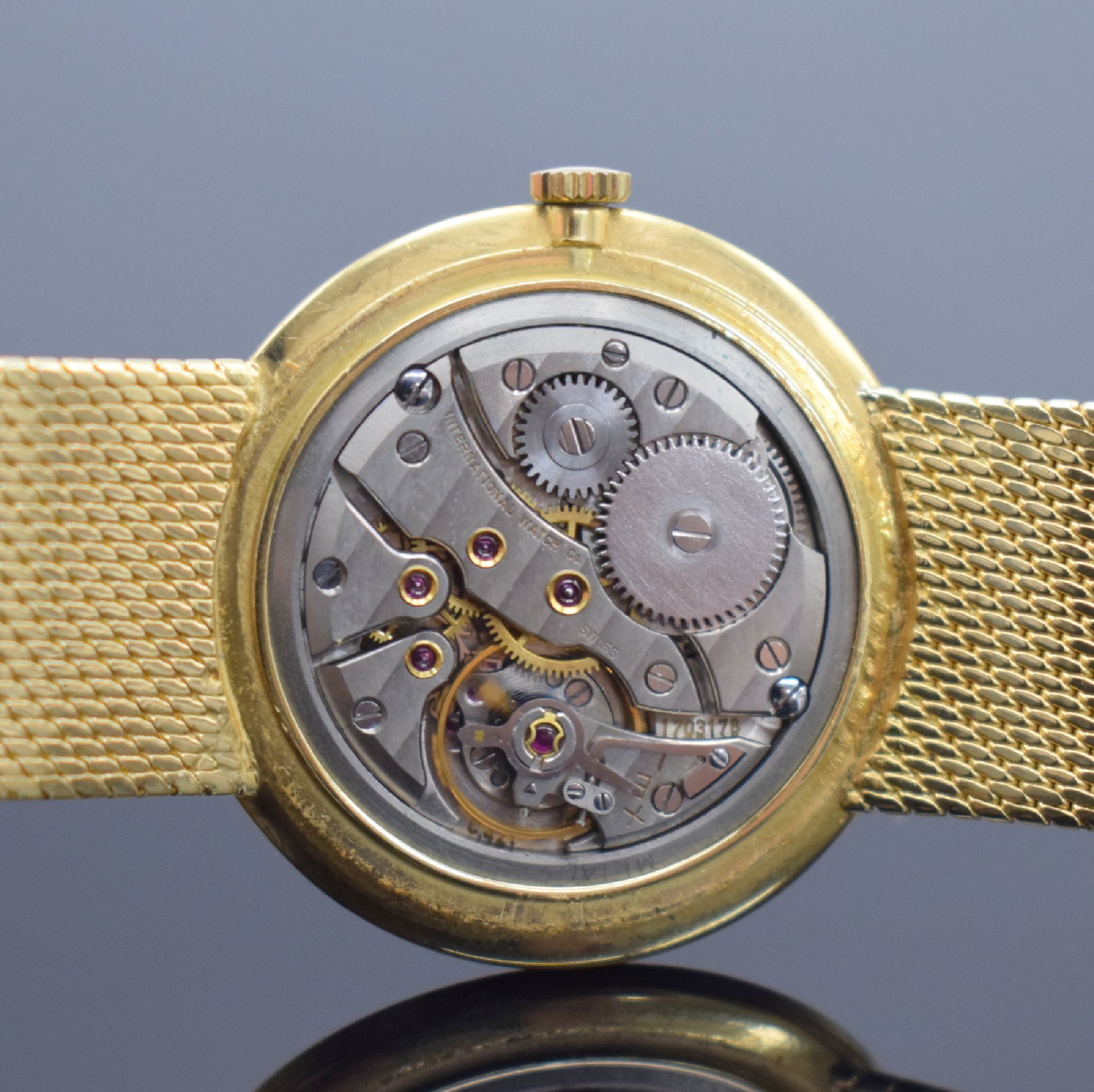 Detail e: IWC Herrenarmbanduhr in GG 750/000, Handaufzug, Schweiz um 1964, orig. Milanaiseband, 3-teil. Geh., Boden & Glasrand aufgedr., gold. ...