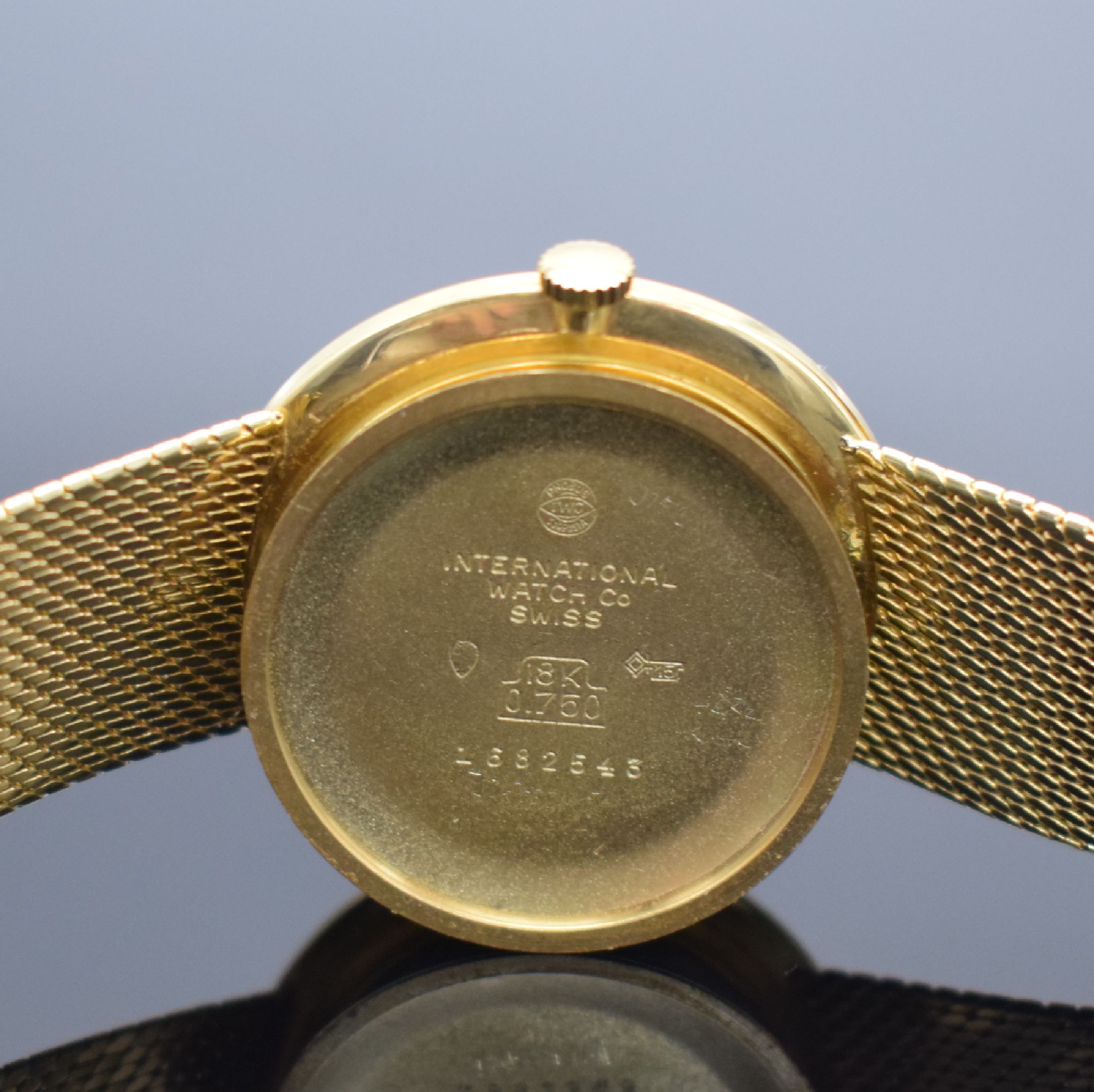 Detail f: IWC Herrenarmbanduhr in GG 750/000, Handaufzug, Schweiz um 1964, orig. Milanaiseband, 3-teil. Geh., Boden & Glasrand aufgedr., gold. ...