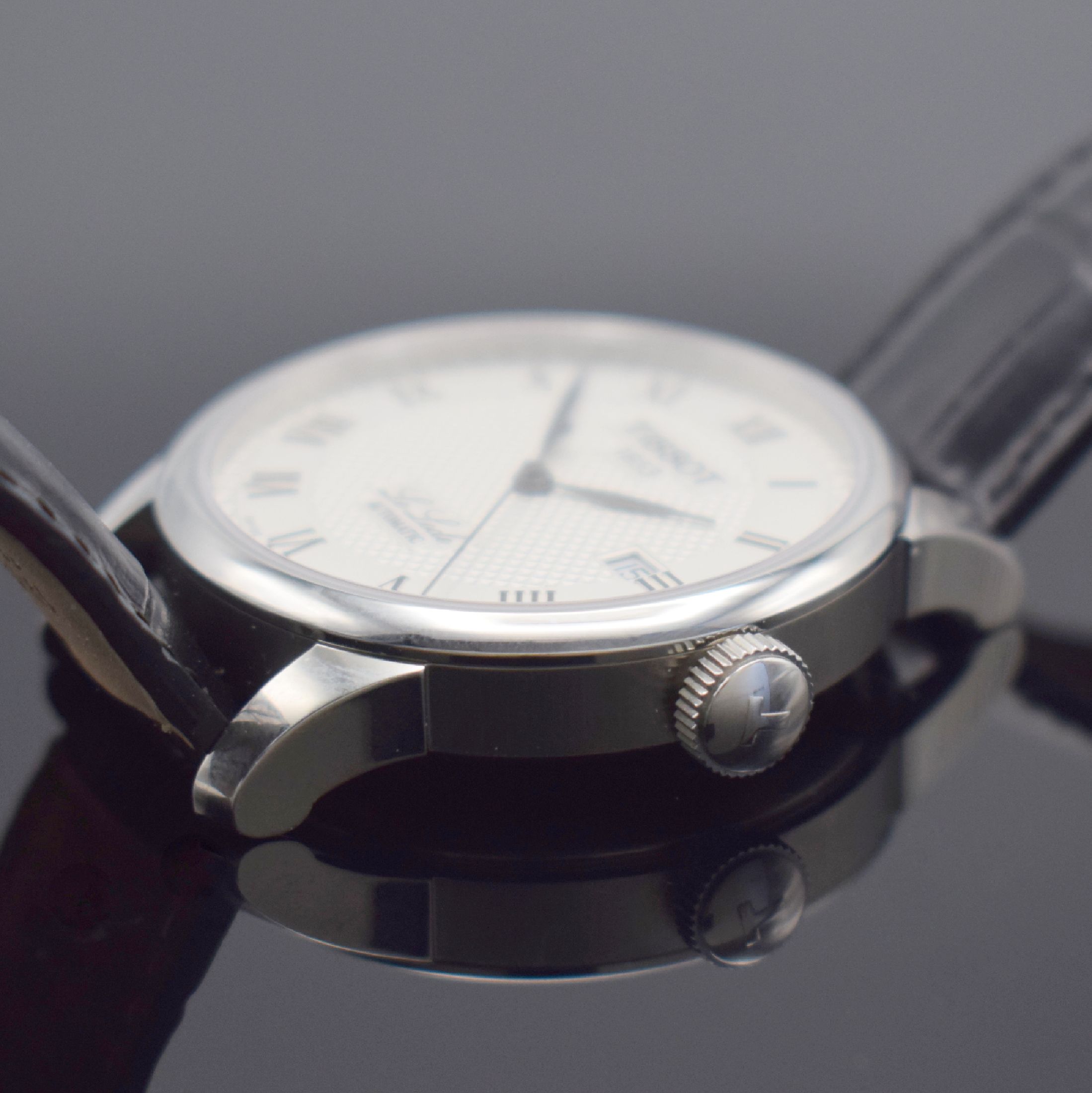 Detail c: TISSOT Le Locle Herrenarmbanduhr in Stahl Referenz L164/264-1, Automatik, Schweiz um 2010, 3-teil. Geh., Boden & Glasrand aufgedr., orig. Lederband ...