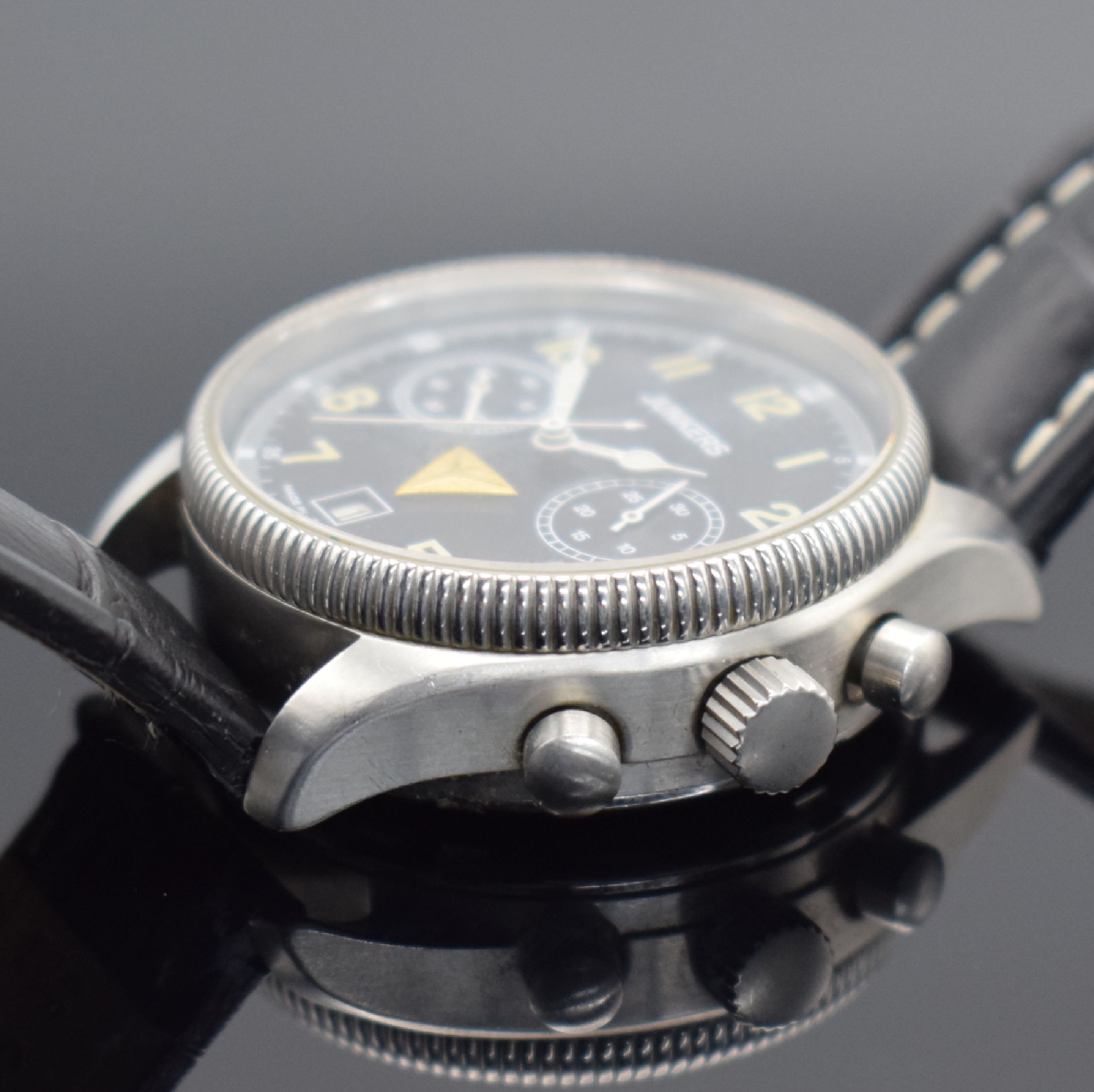 Detail b: JUNKERS Herrenarmbanduhr mit Chronograph, Deutschland um 2000, Handaufzug, beids. vergl. Edelstahlgeh., Boden verschr., schwarzes Kontrastzifferbl., ...