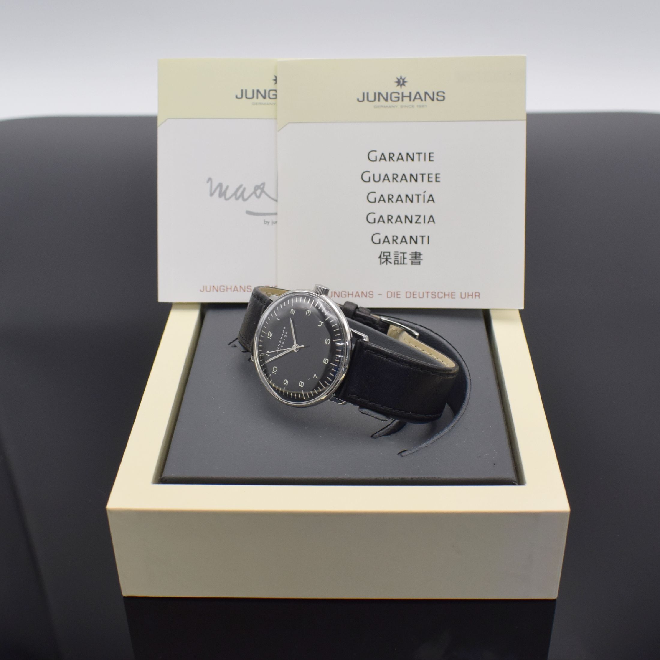 Detail d: JUNGHANS Max Bill Herrenarmbanduhr Referenz 27/3702.00, Handaufzug, Edelstahlgeh. inkl. orig. Lederband m. Dornschl., Boden verschr., schwarzes ...