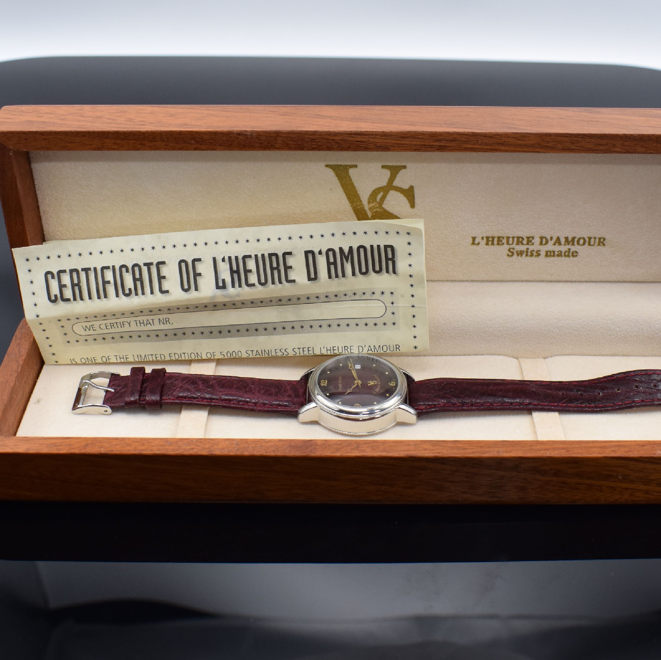 Detail e: VALUE SWISS Herrenarmbanduhr Modell L´Heure D´Amour, Handaufzug, auf 5000 Stück lim. Sondermodell in Edelstahl inkl. orig. Lederband m. orig. ...