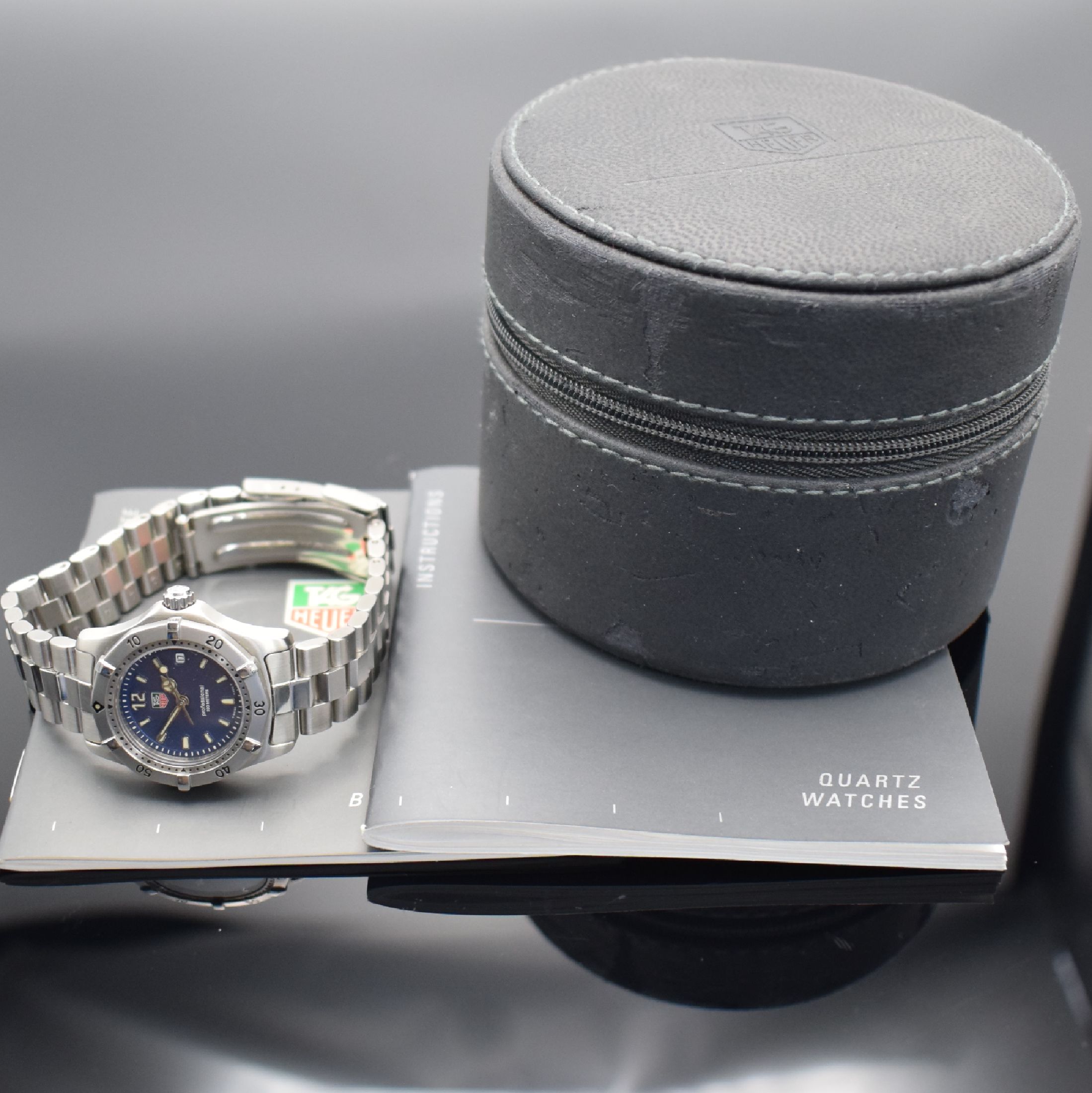 Detail e: TAG HEUER Professional Damenarmbanduhr Referenz WK1313, Schweiz um 2000, Edelstahlgeh. inkl. Gliederband m. Faltschl. & Tauchverlängerung, Boden & ...