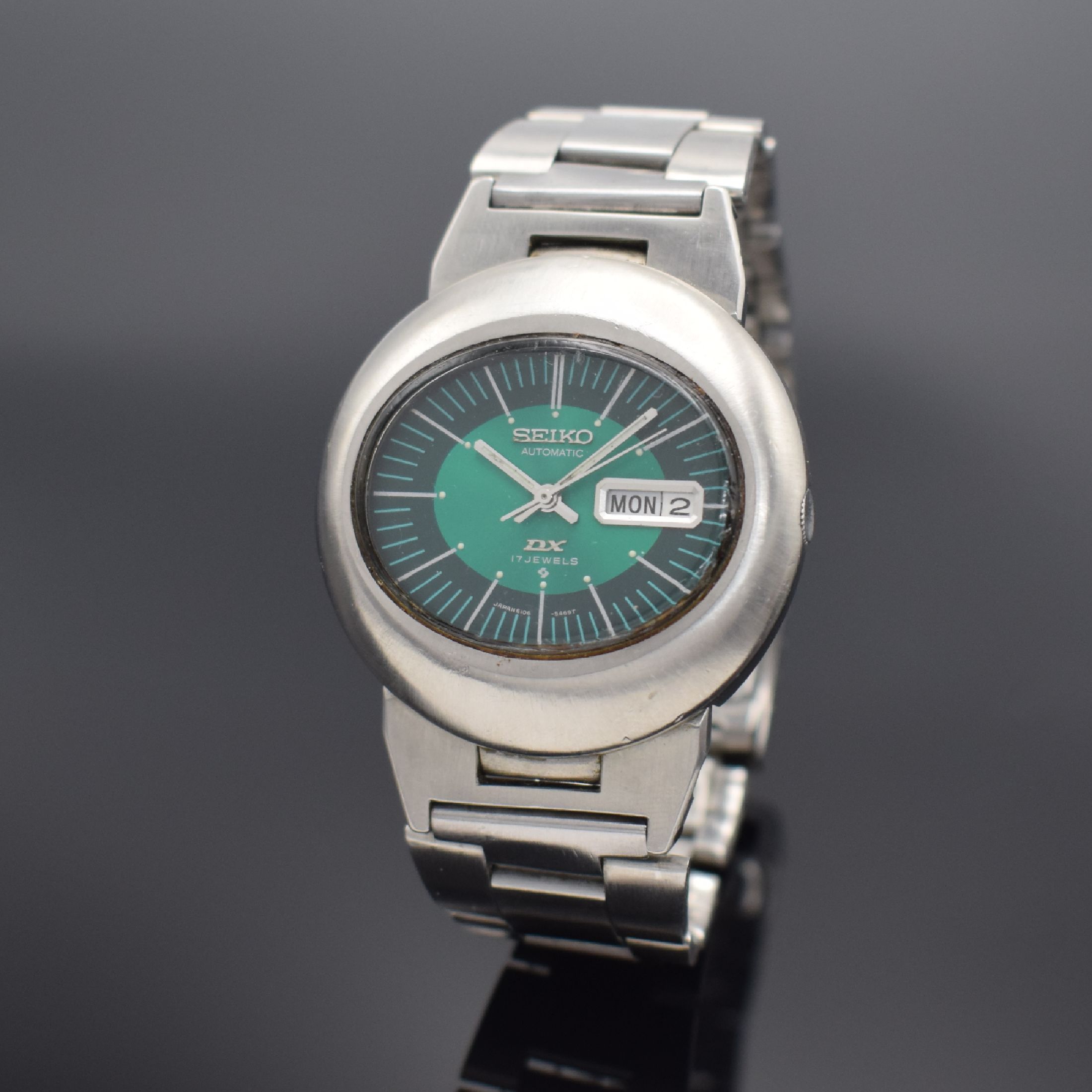 Detail a: 2 SEIKO Herrenarmbanduhren in Stahl, Japan 1970/80er Jahre, Automatik, 1) DX, Ref. 6106- 5459, Boden geschr., neutr. Gliederband, grünes ...