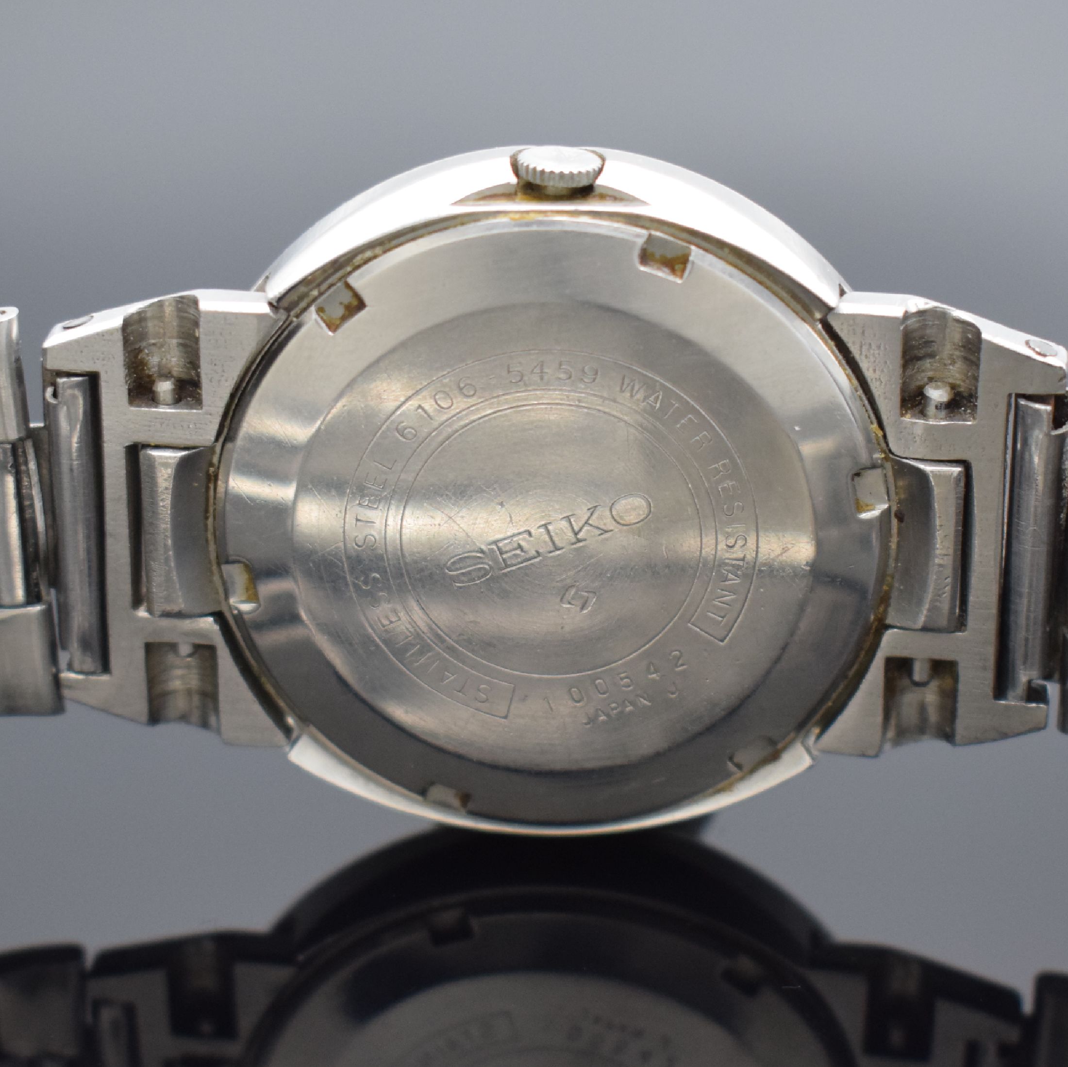 Detail b: 2 SEIKO Herrenarmbanduhren in Stahl, Japan 1970/80er Jahre, Automatik, 1) DX, Ref. 6106- 5459, Boden geschr., neutr. Gliederband, grünes ...