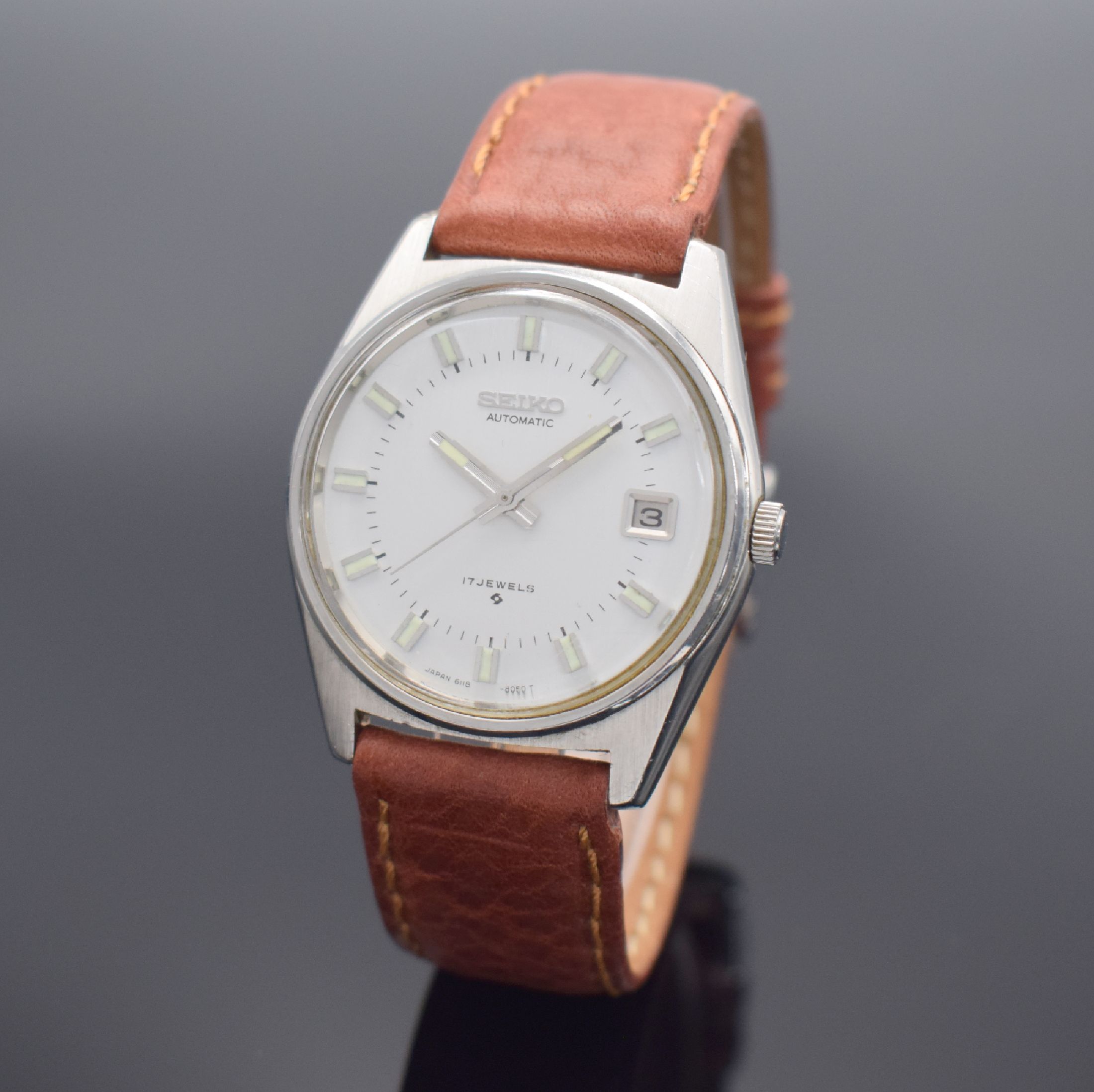 Detail c: 2 SEIKO Herrenarmbanduhren in Stahl, Japan 1970/80er Jahre, Automatik, 1) DX, Ref. 6106- 5459, Boden geschr., neutr. Gliederband, grünes ...