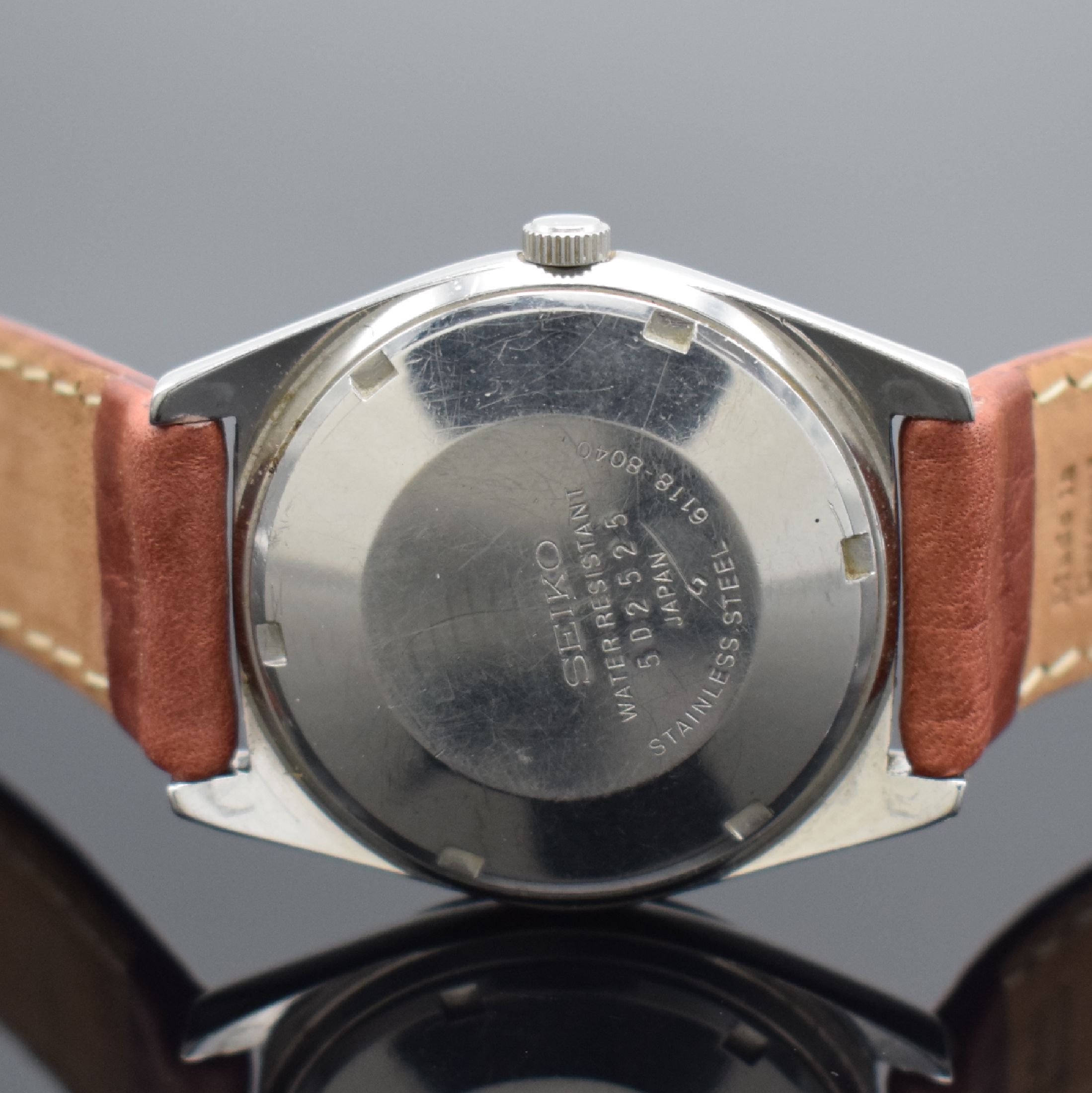 Detail d: 2 SEIKO Herrenarmbanduhren in Stahl, Japan 1970/80er Jahre, Automatik, 1) DX, Ref. 6106- 5459, Boden geschr., neutr. Gliederband, grünes ...