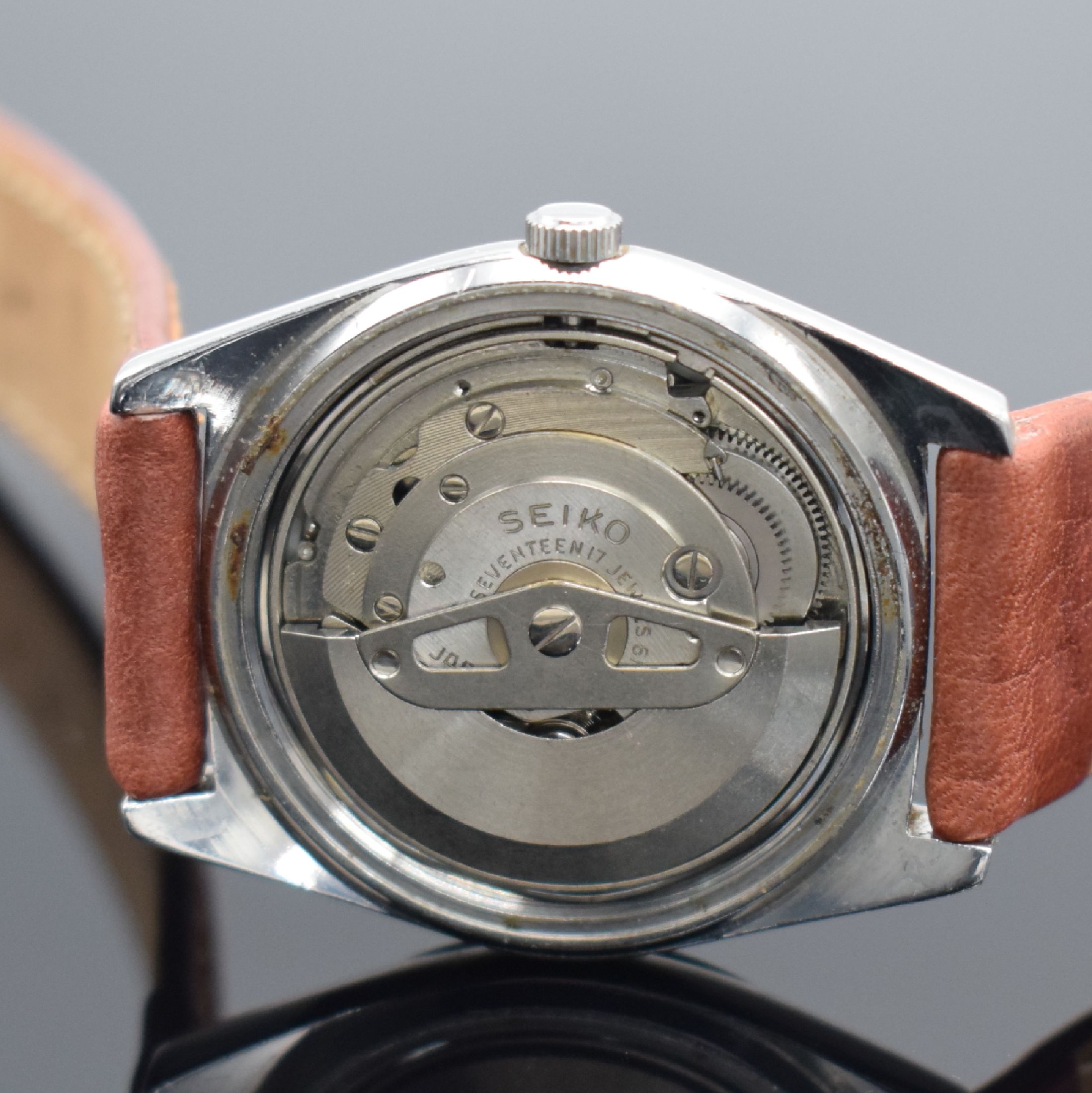 Detail e: 2 SEIKO Herrenarmbanduhren in Stahl, Japan 1970/80er Jahre, Automatik, 1) DX, Ref. 6106- 5459, Boden geschr., neutr. Gliederband, grünes ...