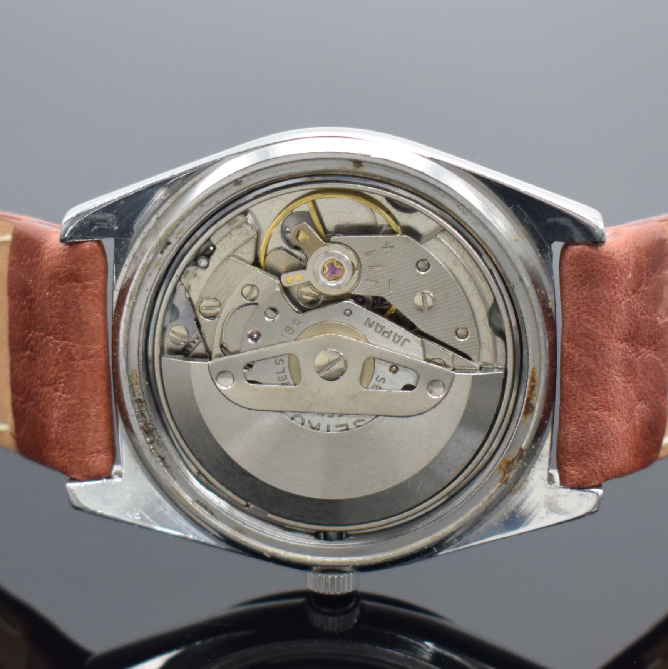 Detail f: 2 SEIKO Herrenarmbanduhren in Stahl, Japan 1970/80er Jahre, Automatik, 1) DX, Ref. 6106- 5459, Boden geschr., neutr. Gliederband, grünes ...