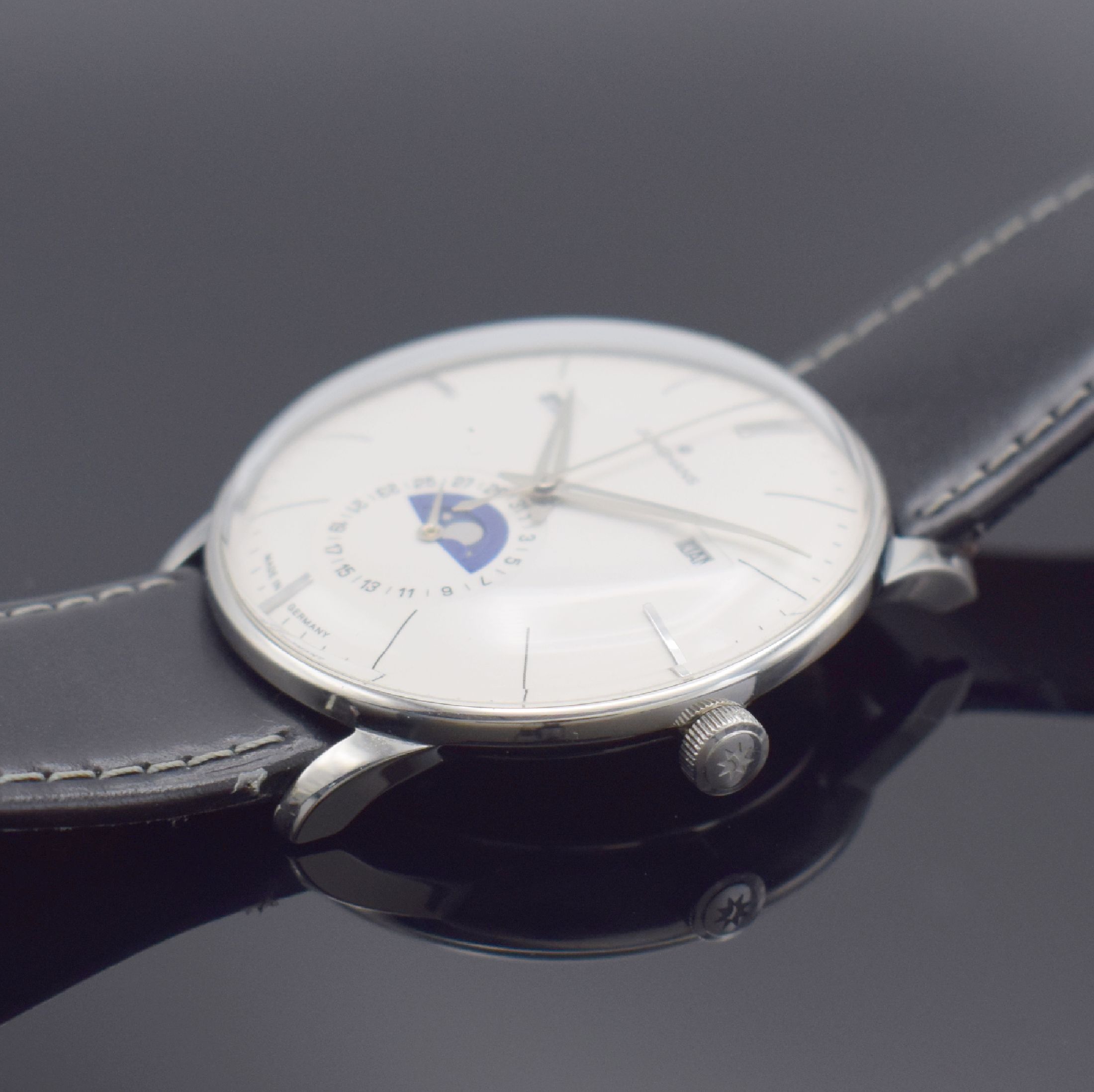 Detail c: JUNGHANS Meister Kalender Herrenarmbanduhr Referenz 027/4200, Automatik, beids. vergl. Edelstahlgeh. inkl. orig. Lederband m. orig. Dornschl., Boden ...