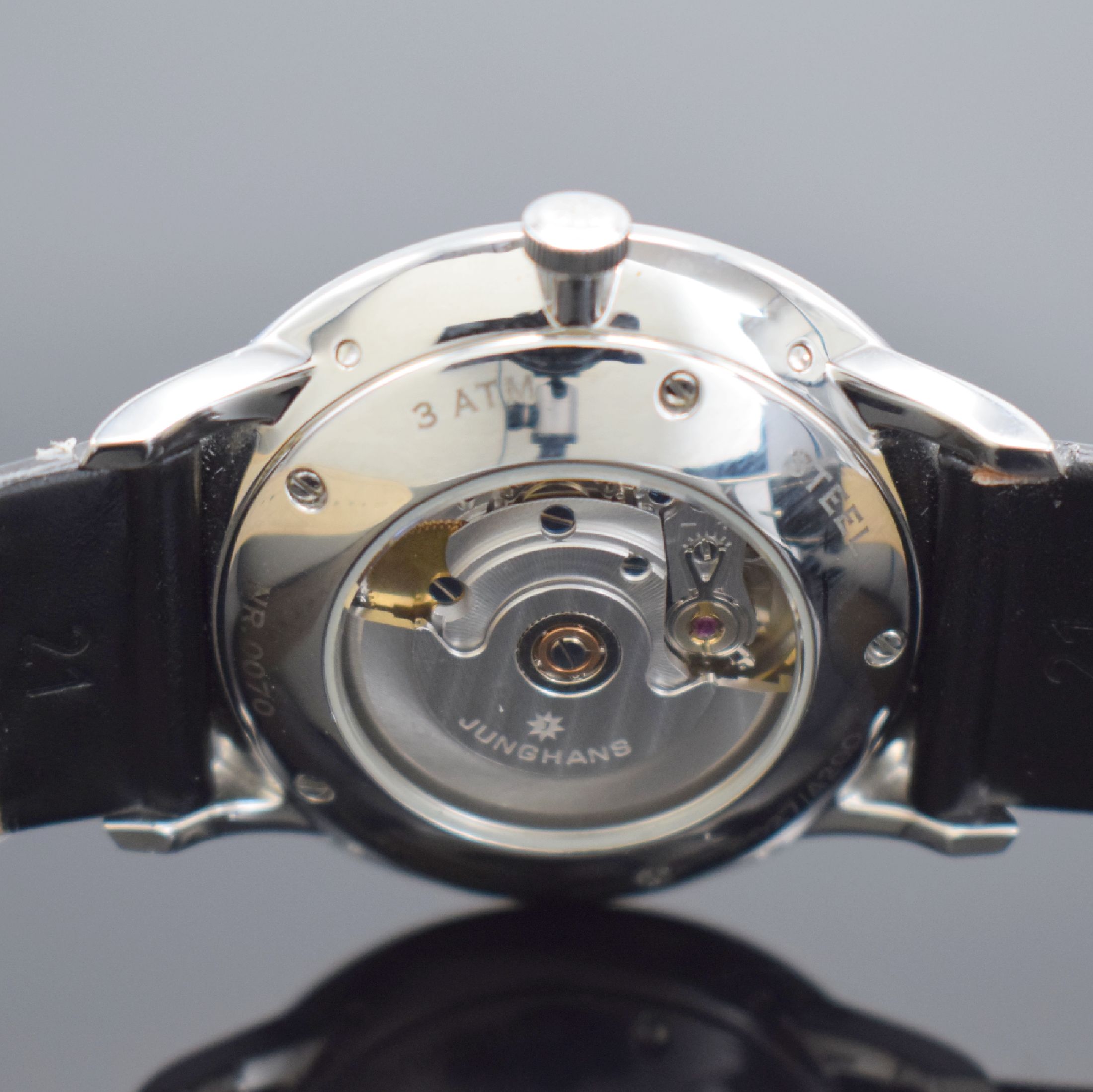 Detail d: JUNGHANS Meister Kalender Herrenarmbanduhr Referenz 027/4200, Automatik, beids. vergl. Edelstahlgeh. inkl. orig. Lederband m. orig. Dornschl., Boden ...
