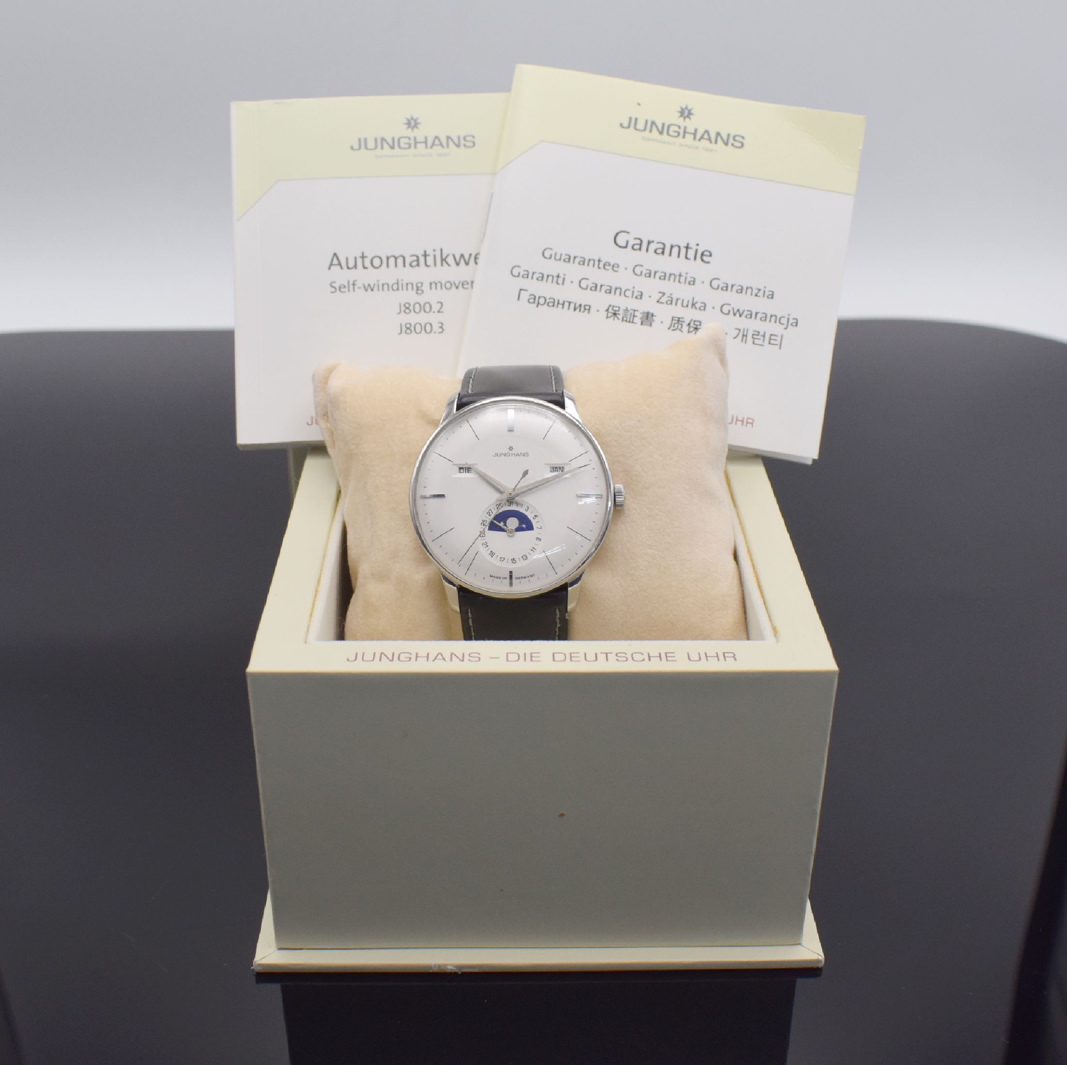 Detail f: JUNGHANS Meister Kalender Herrenarmbanduhr Referenz 027/4200, Automatik, beids. vergl. Edelstahlgeh. inkl. orig. Lederband m. orig. Dornschl., Boden ...