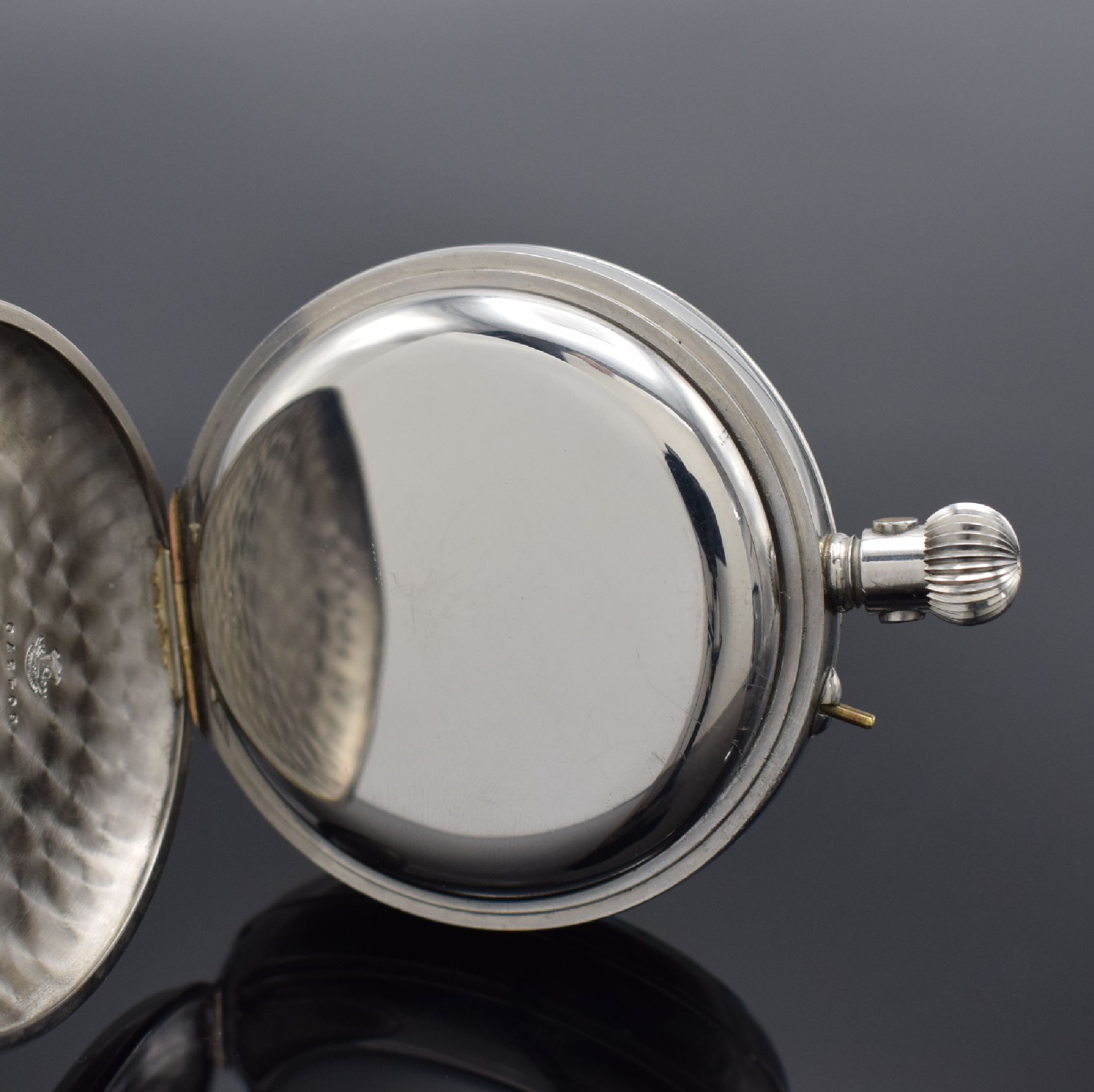 Detail c: ULYSSE NARDIN H.S.2 seltene Beobachtungsuhr der britischen Marine im Edelstahlgehäuse Nr. 120457, Schweiz um 1942, glattes Geh., Scharnierboden m. ...