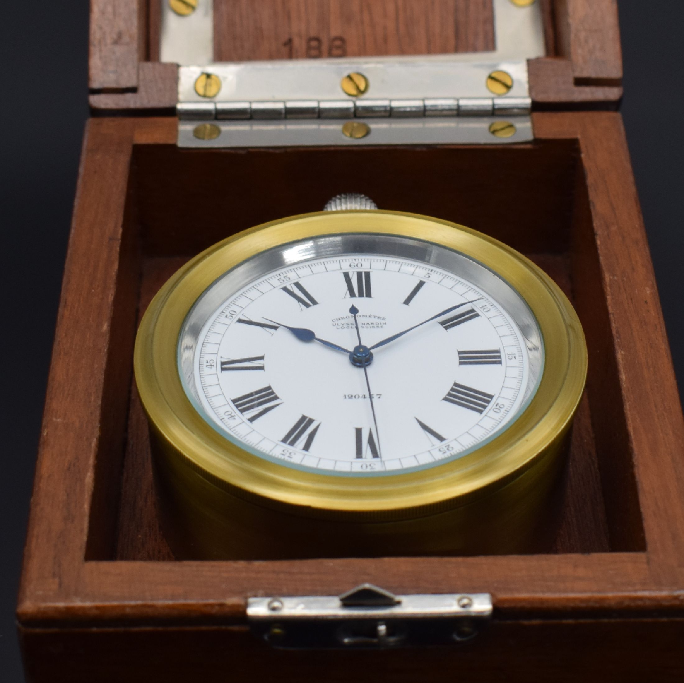 Detail g: ULYSSE NARDIN H.S.2 seltene Beobachtungsuhr der britischen Marine im Edelstahlgehäuse Nr. 120457, Schweiz um 1942, glattes Geh., Scharnierboden m. ...