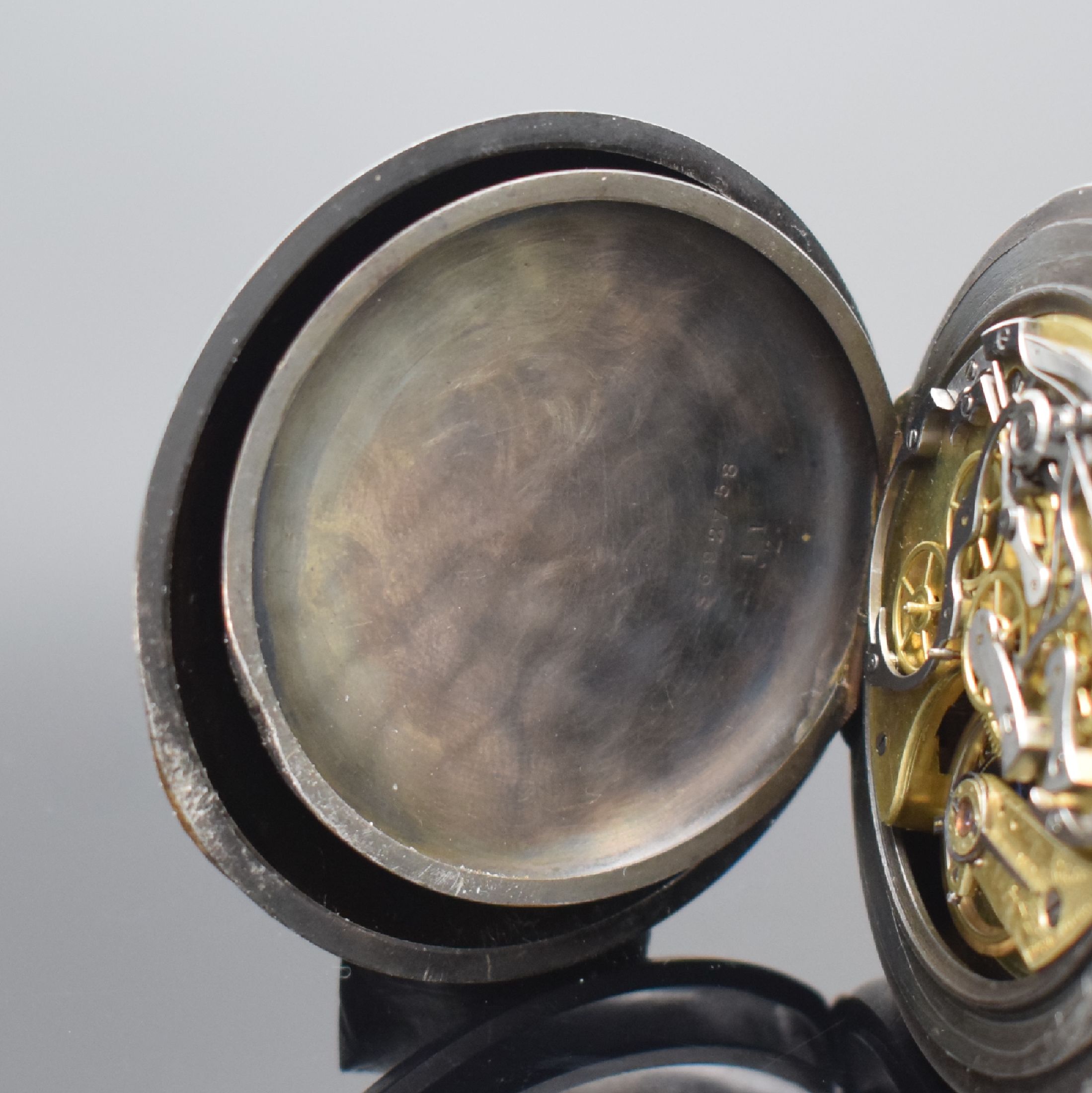 Detail d: OMEGA offen Taschenuhr mit Schaltradchronograph, Schweiz um 1900, brüniertes Geh., Zifferbl. sekundär, 15-Min.- Zähler, gold. Zeiger, gebl. ...