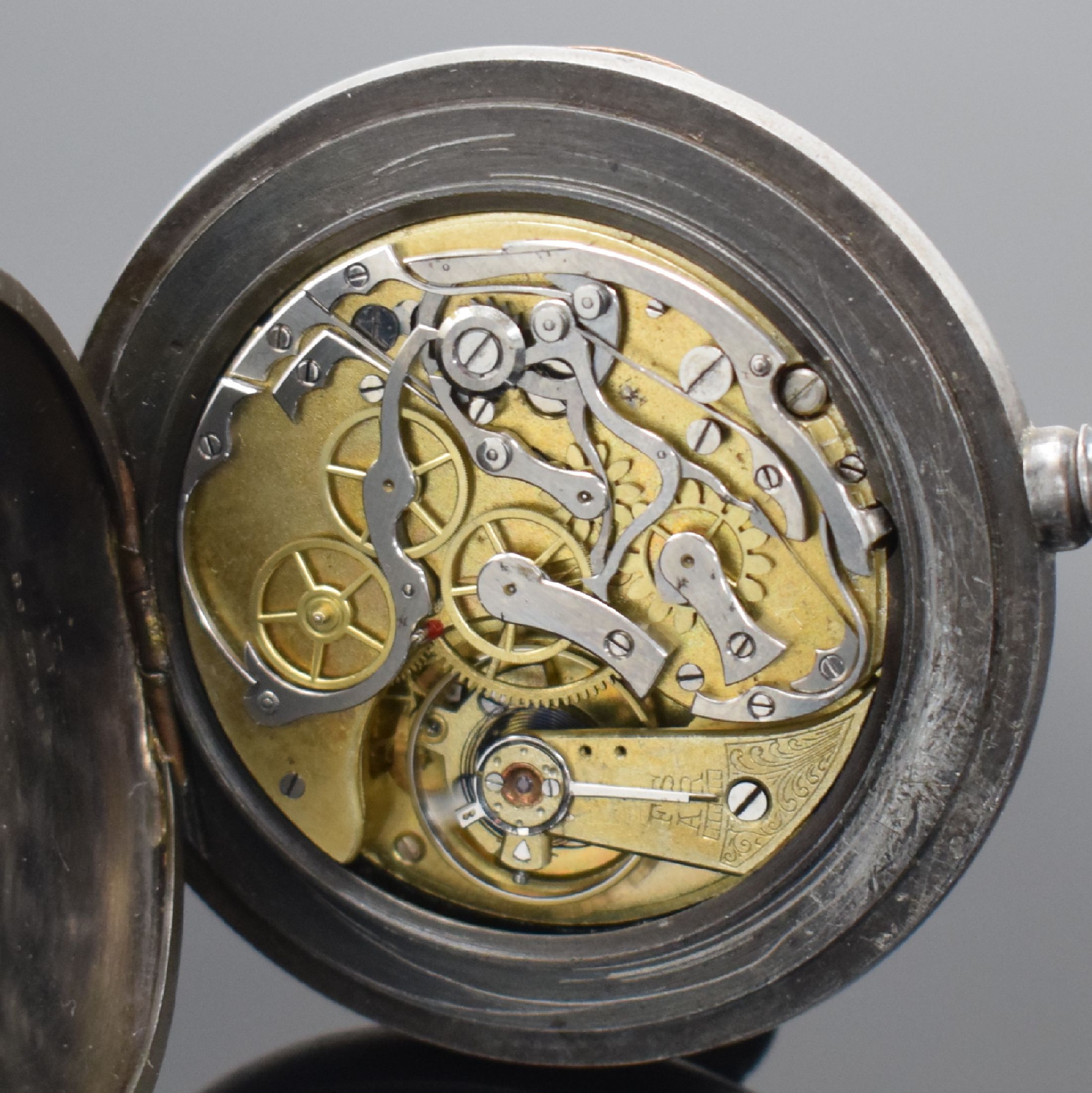 Detail e: OMEGA offen Taschenuhr mit Schaltradchronograph, Schweiz um 1900, brüniertes Geh., Zifferbl. sekundär, 15-Min.- Zähler, gold. Zeiger, gebl. ...