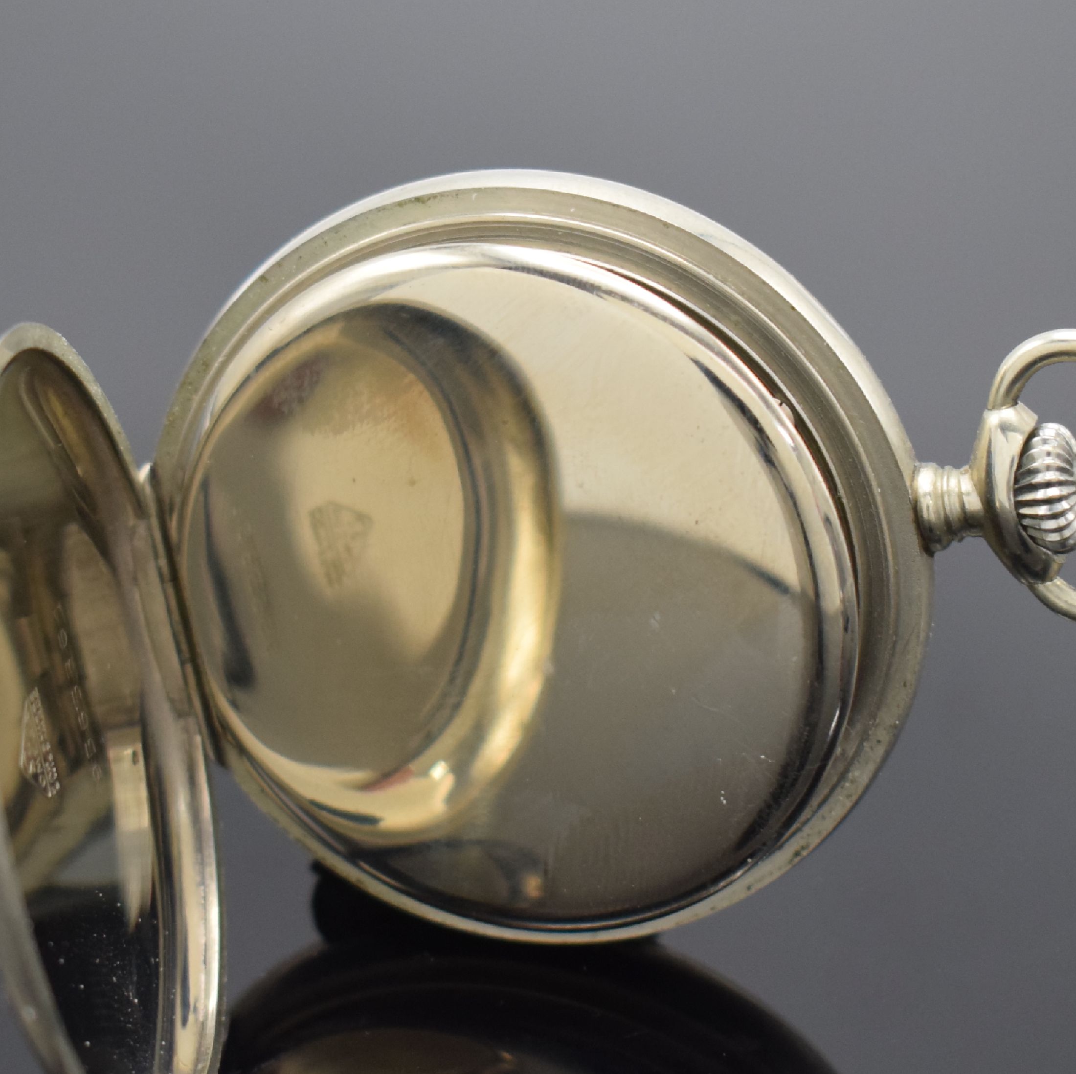 Detail c: OMEGA offene Herrentaschenuhr, Schweiz um 1937, Nickelgeh., Emailzifferbl. m. fetten arab. Std., gebl. Zeiger, kl. Sek., Werk verg., 15 St., Kal. ...
