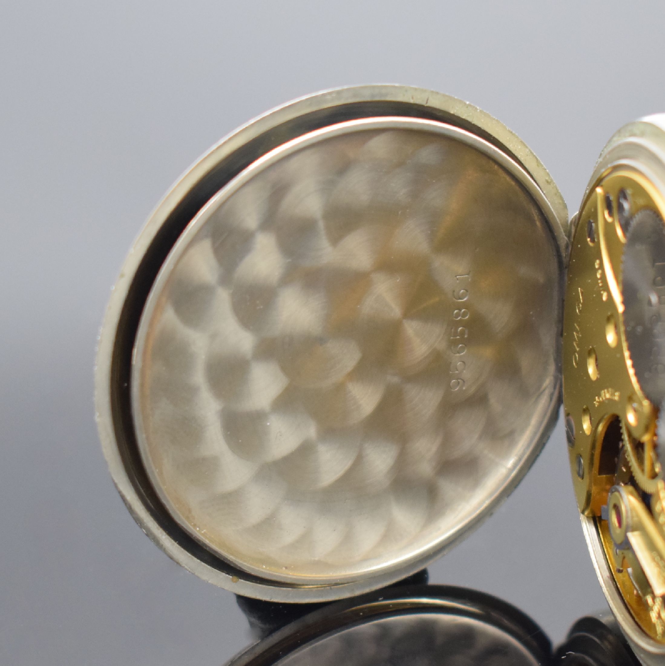 Detail d: OMEGA offene Herrentaschenuhr, Schweiz um 1937, Nickelgeh., Emailzifferbl. m. fetten arab. Std., gebl. Zeiger, kl. Sek., Werk verg., 15 St., Kal. ...