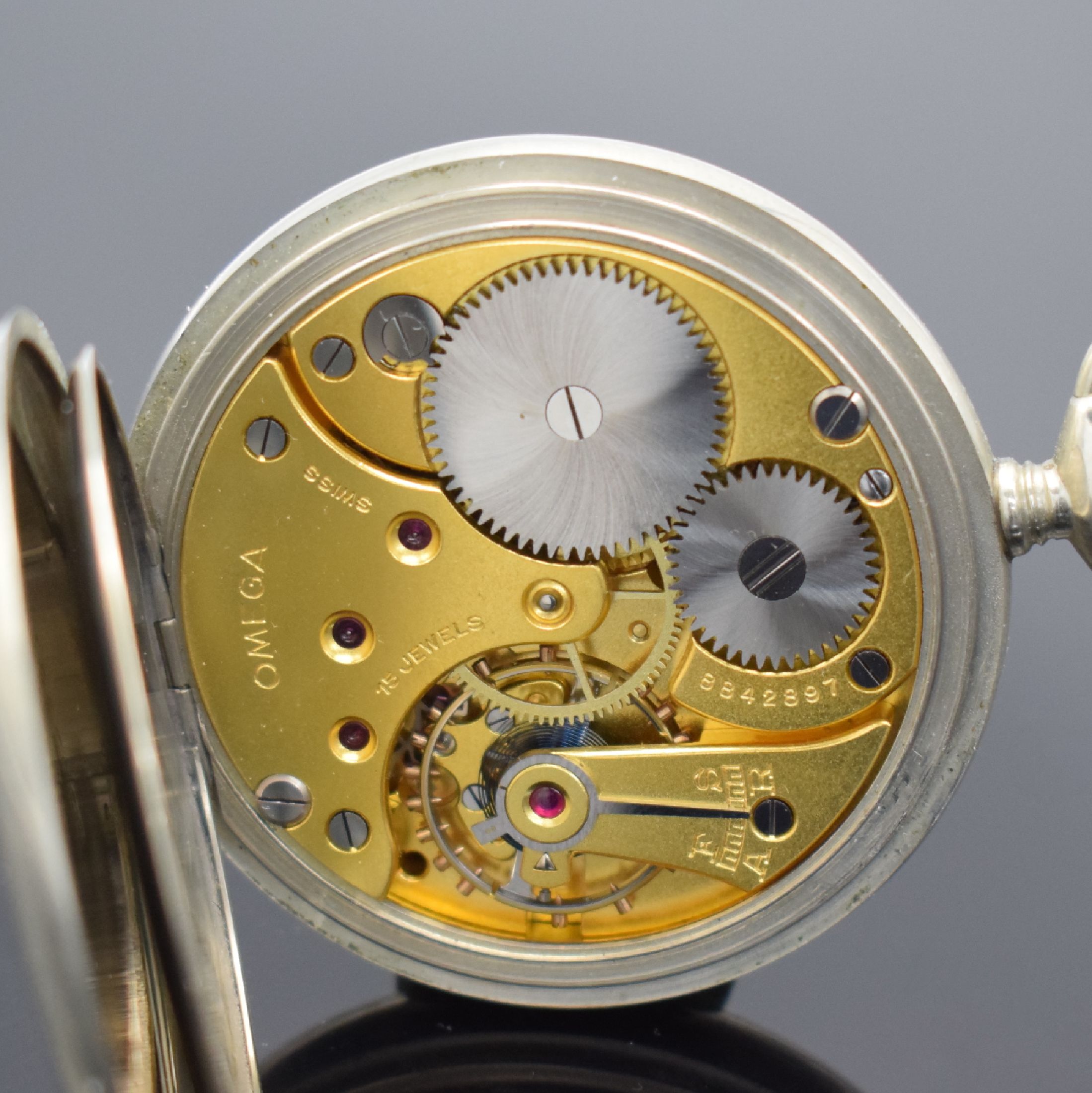 Detail e: OMEGA offene Herrentaschenuhr, Schweiz um 1937, Nickelgeh., Emailzifferbl. m. fetten arab. Std., gebl. Zeiger, kl. Sek., Werk verg., 15 St., Kal. ...