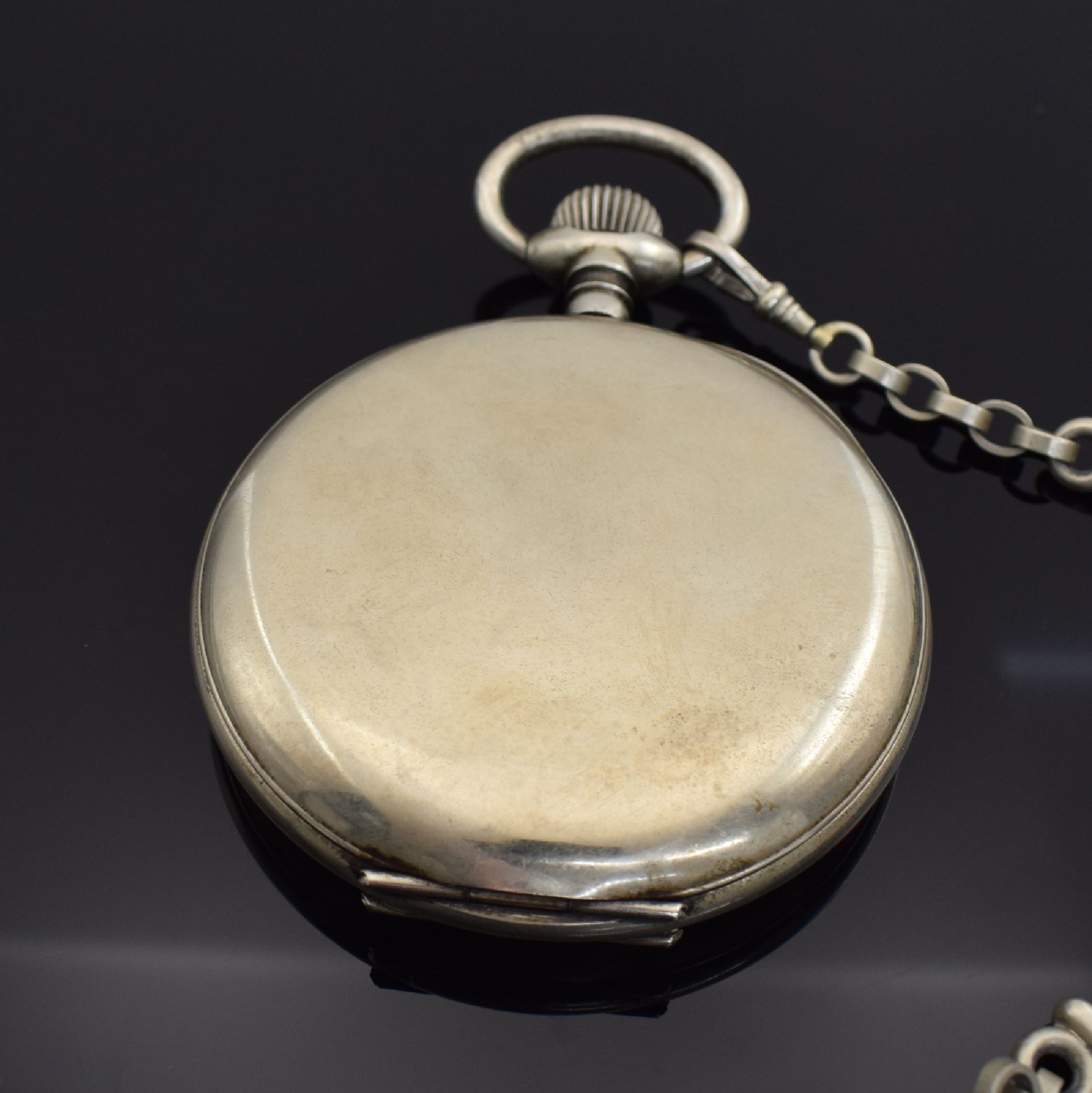 Detail a: OMEGA übergroße 8-Tage-Taschenuhr in Nickel, Schweiz um 1920, offenes Scharniergeh. dell., sign. Emailzifferbl. m. fetten arab. Zahlen, kl. Sek. b. ...