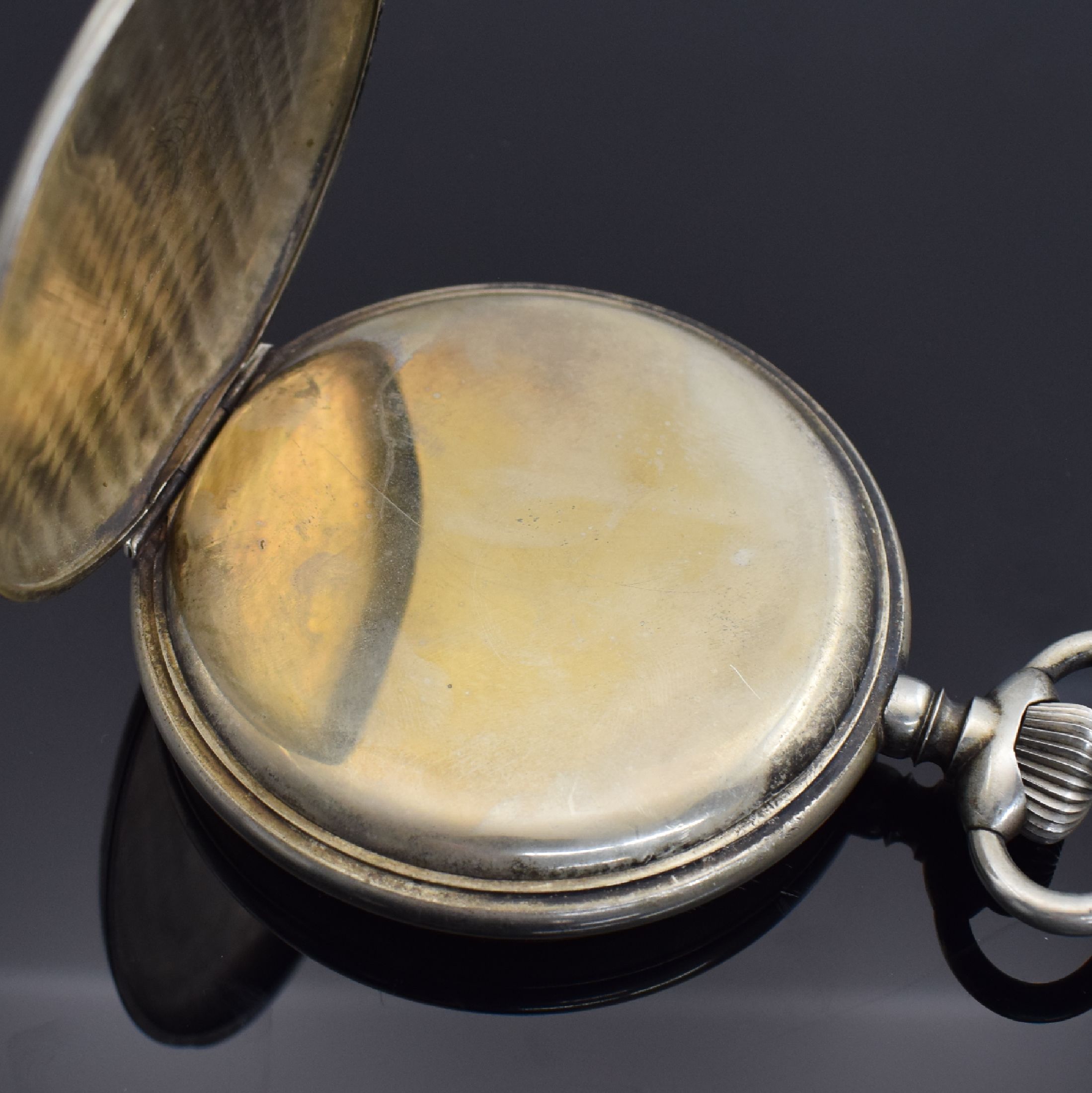 Detail c: OMEGA übergroße 8-Tage-Taschenuhr in Nickel, Schweiz um 1920, offenes Scharniergeh. dell., sign. Emailzifferbl. m. fetten arab. Zahlen, kl. Sek. b. ...