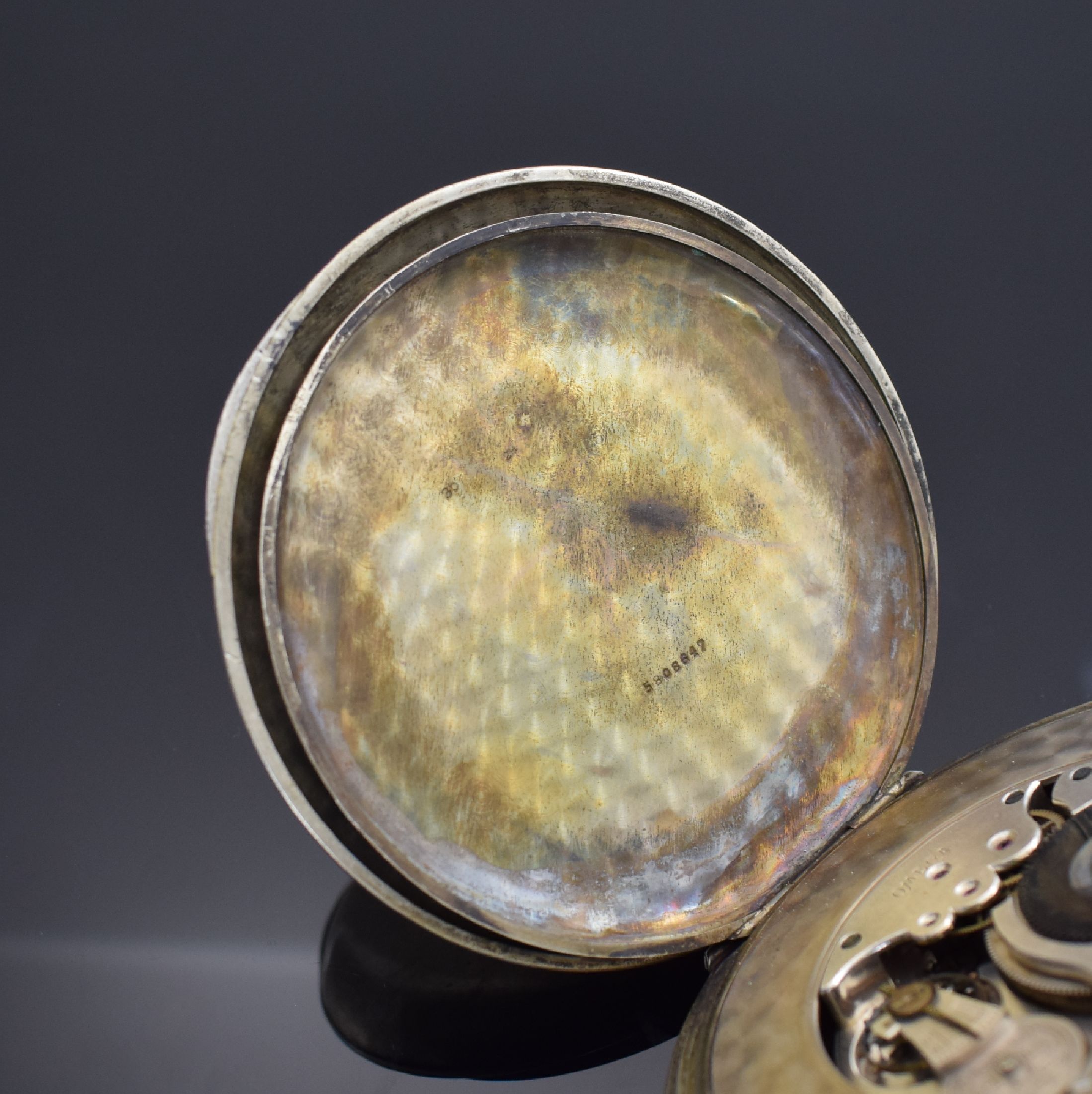 Detail d: OMEGA übergroße 8-Tage-Taschenuhr in Nickel, Schweiz um 1920, offenes Scharniergeh. dell., sign. Emailzifferbl. m. fetten arab. Zahlen, kl. Sek. b. ...