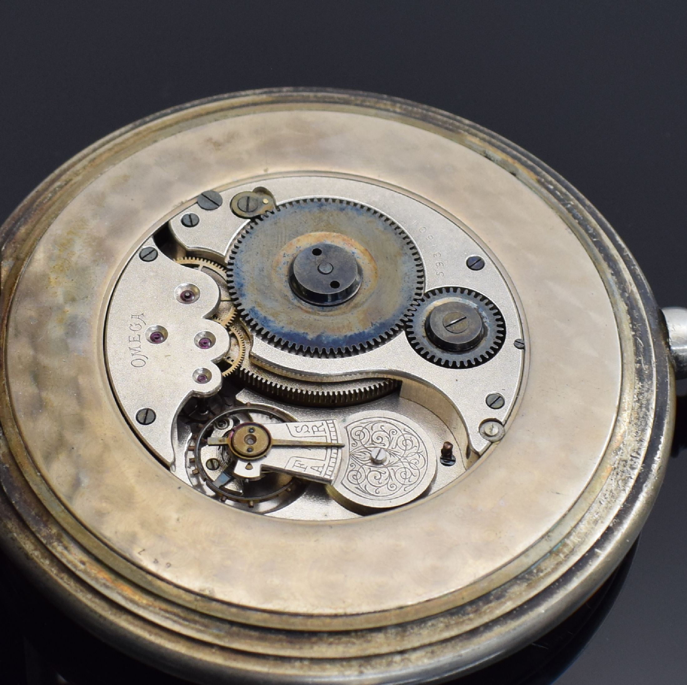 Detail e: OMEGA übergroße 8-Tage-Taschenuhr in Nickel, Schweiz um 1920, offenes Scharniergeh. dell., sign. Emailzifferbl. m. fetten arab. Zahlen, kl. Sek. b. ...