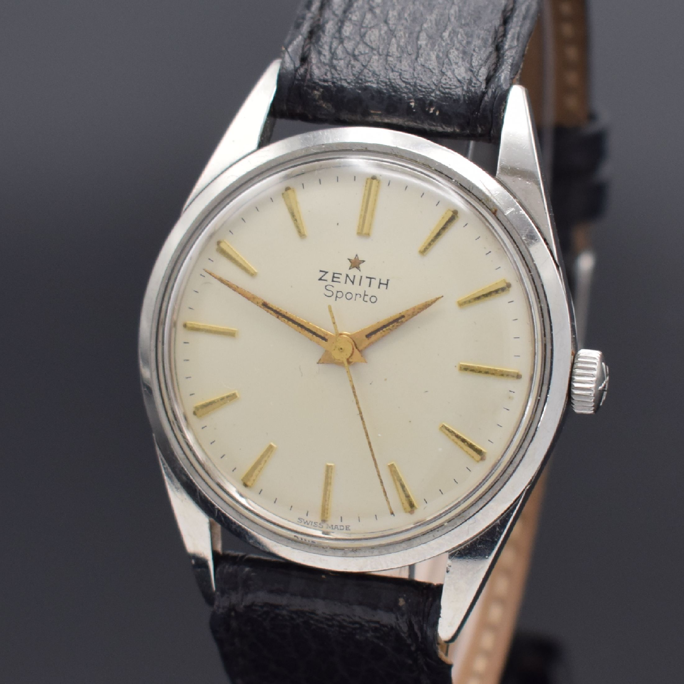 Detail a: ZENITH Sporto Herrenarmbanduhr in Stahl, Schweiz um 1955, verschr. Geh., orig. Krone, silb. Zifferbl. m. gold. Indizes, gold. Dauphinezeiger, ...