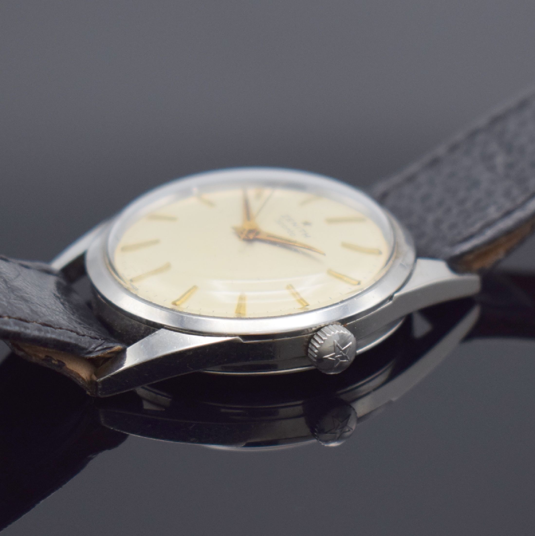 Detail b: ZENITH Sporto Herrenarmbanduhr in Stahl, Schweiz um 1955, verschr. Geh., orig. Krone, silb. Zifferbl. m. gold. Indizes, gold. Dauphinezeiger, ...