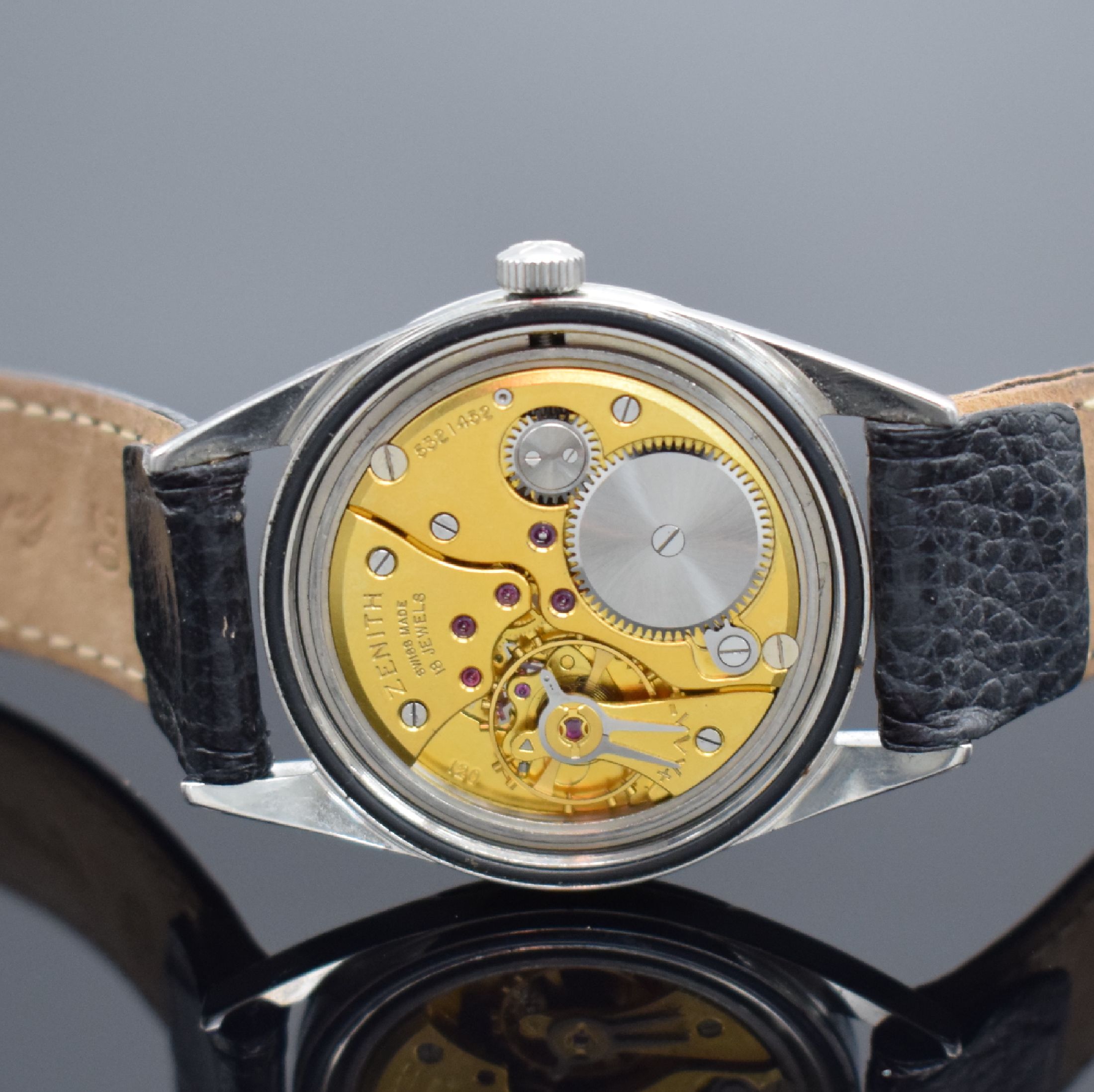 Detail d: ZENITH Sporto Herrenarmbanduhr in Stahl, Schweiz um 1955, verschr. Geh., orig. Krone, silb. Zifferbl. m. gold. Indizes, gold. Dauphinezeiger, ...