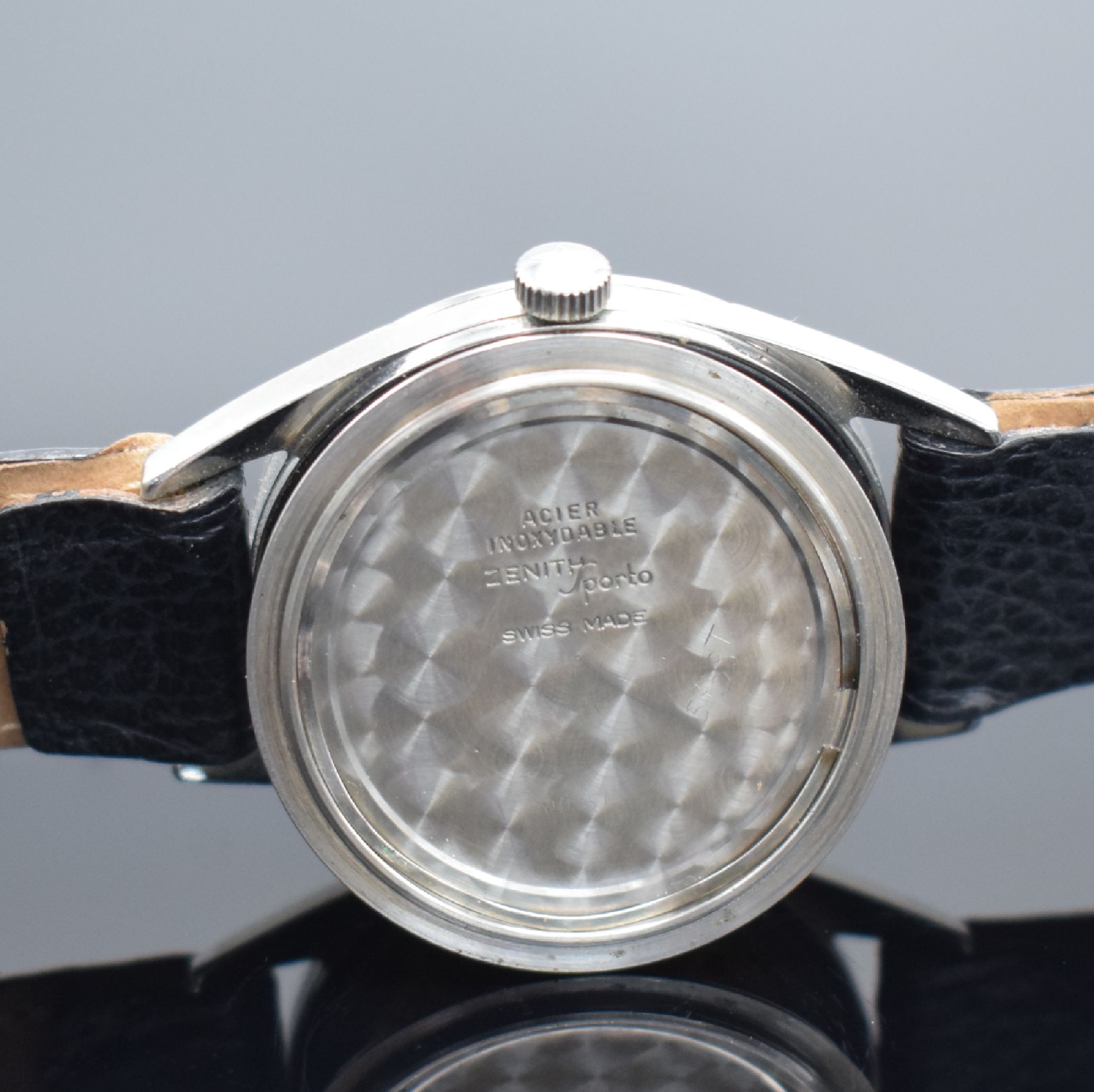 Detail e: ZENITH Sporto Herrenarmbanduhr in Stahl, Schweiz um 1955, verschr. Geh., orig. Krone, silb. Zifferbl. m. gold. Indizes, gold. Dauphinezeiger, ...