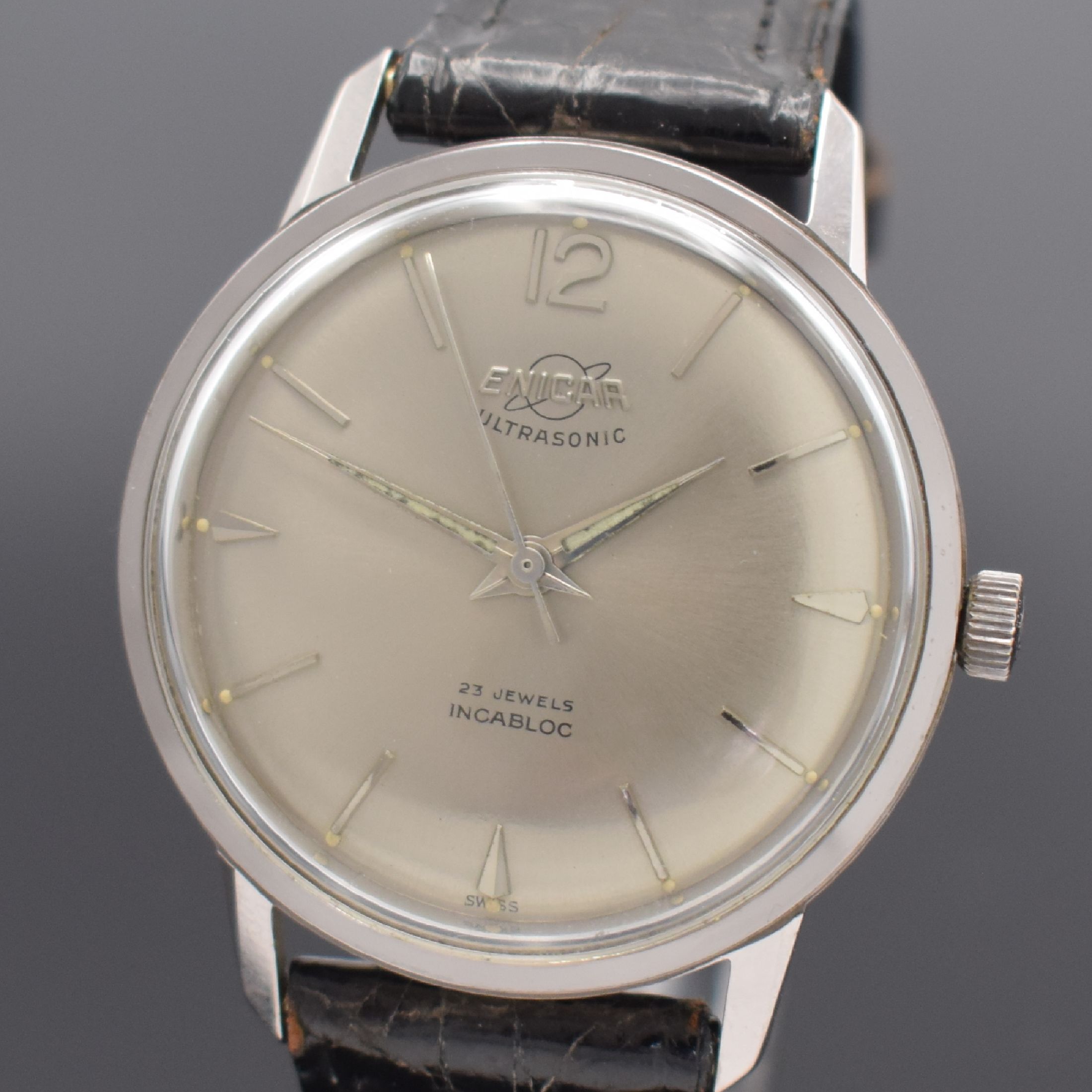 Detail a: ENICAR Ultrasonic Herrenarmbanduhr in Stahl, Schweiz um 1965, Handaufzug, unpol. Geh., verschr. Boden m. eingelassener ENICAR Plakette, grau-silb. ...