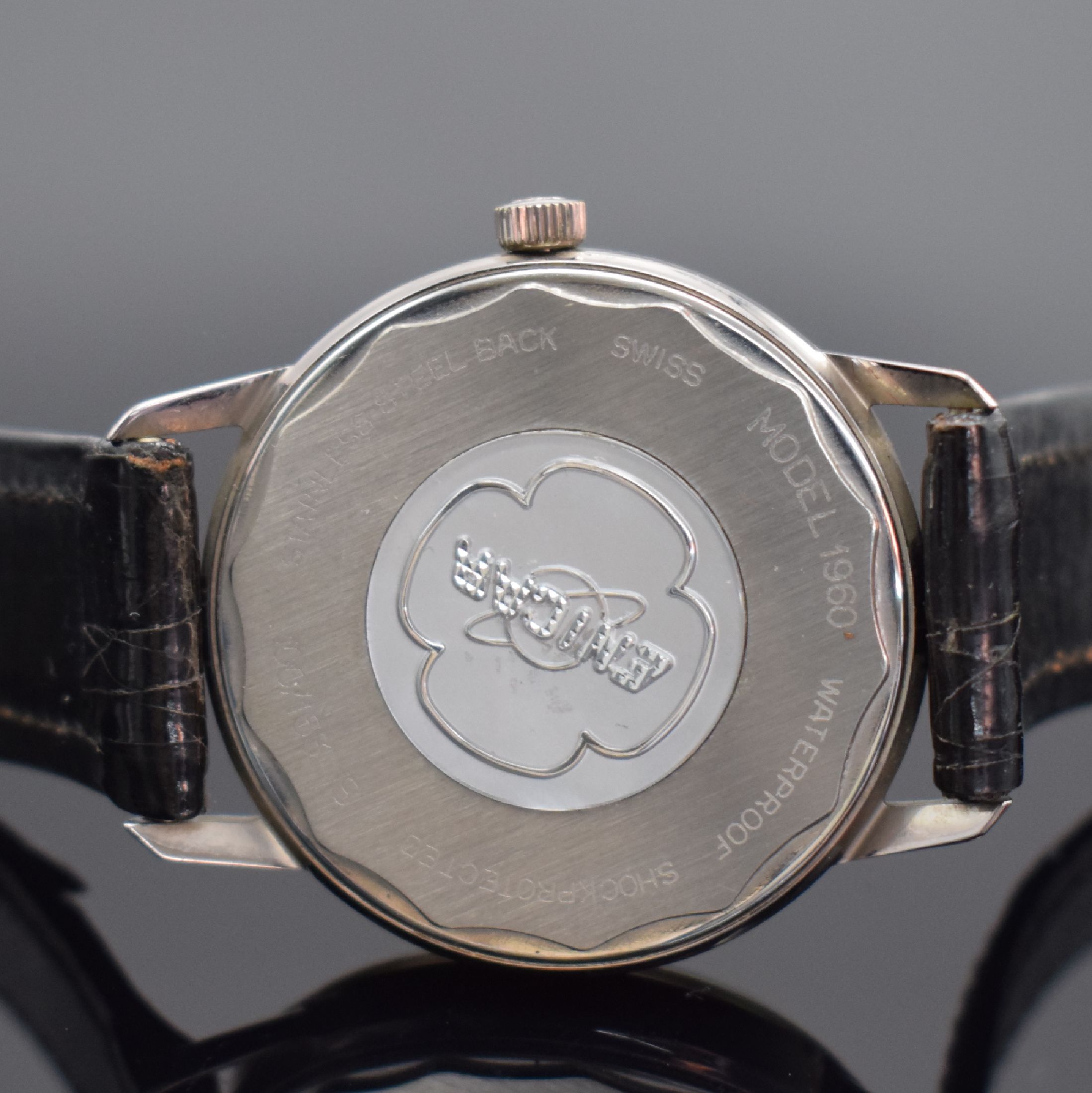 Detail c: ENICAR Ultrasonic Herrenarmbanduhr in Stahl, Schweiz um 1965, Handaufzug, unpol. Geh., verschr. Boden m. eingelassener ENICAR Plakette, grau-silb. ...
