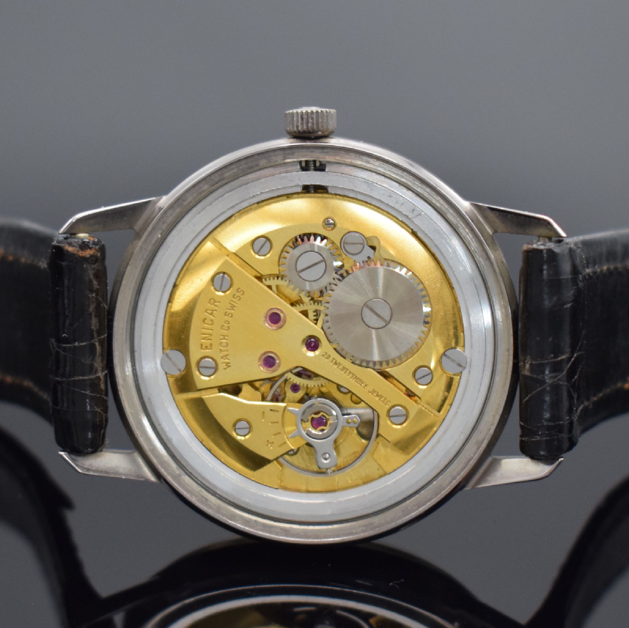 Detail d: ENICAR Ultrasonic Herrenarmbanduhr in Stahl, Schweiz um 1965, Handaufzug, unpol. Geh., verschr. Boden m. eingelassener ENICAR Plakette, grau-silb. ...