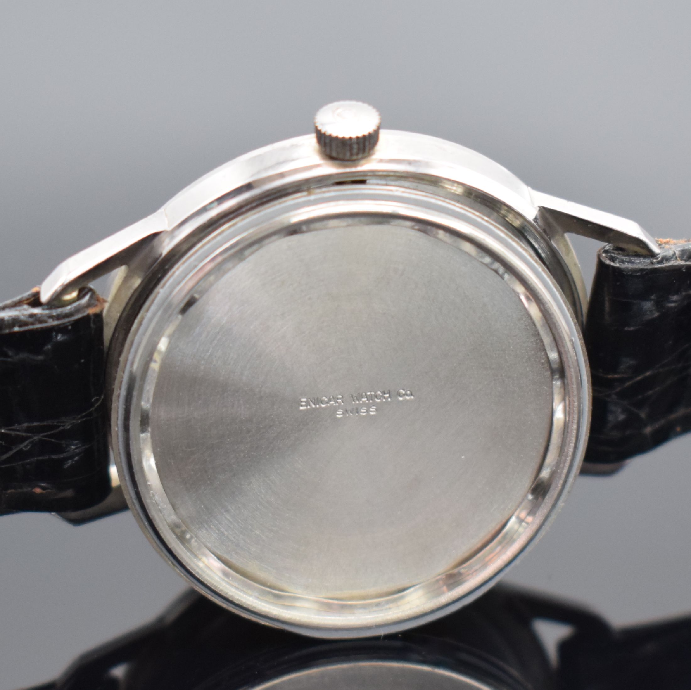 Detail e: ENICAR Ultrasonic Herrenarmbanduhr in Stahl, Schweiz um 1965, Handaufzug, unpol. Geh., verschr. Boden m. eingelassener ENICAR Plakette, grau-silb. ...
