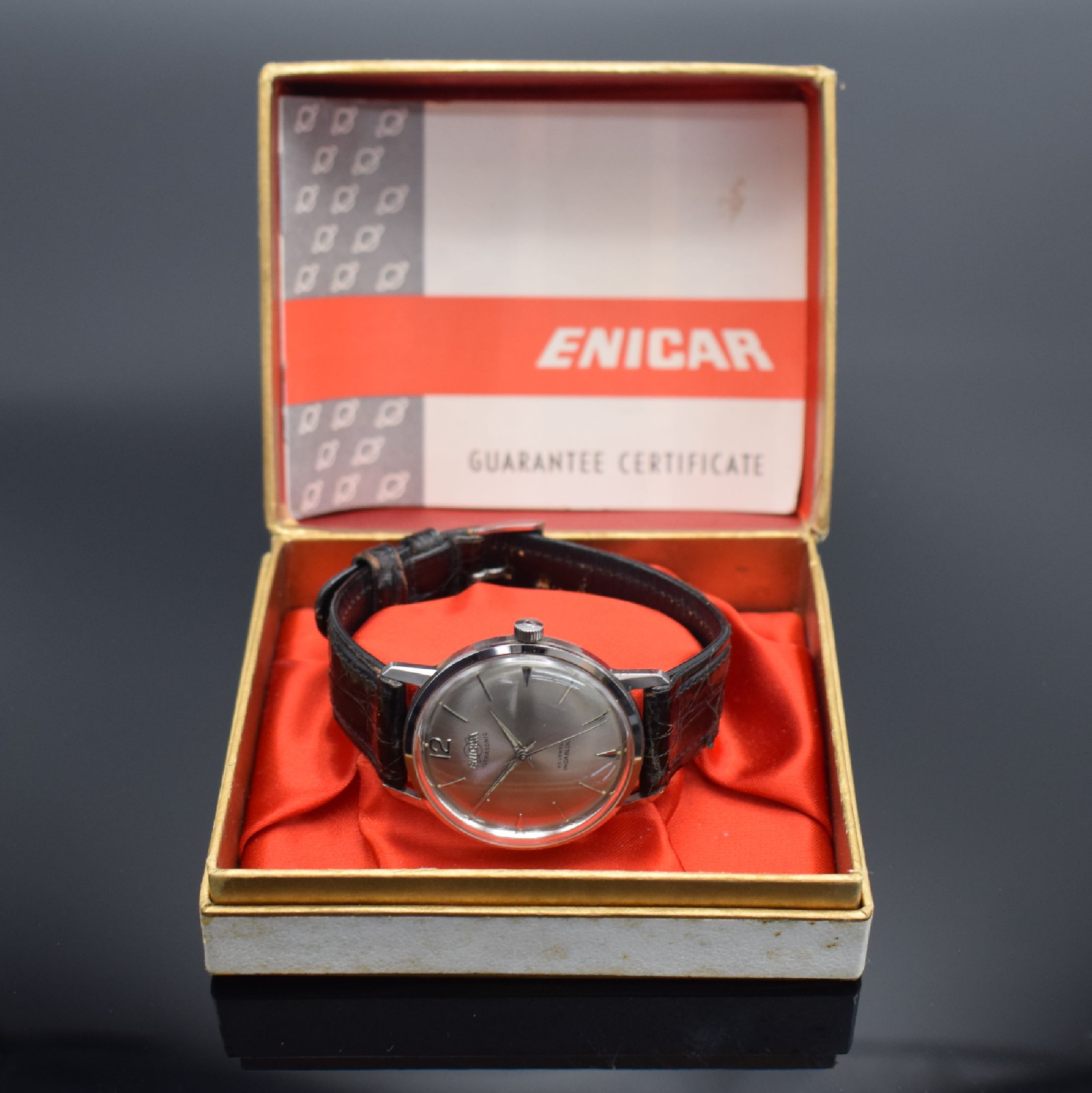 Detail f: ENICAR Ultrasonic Herrenarmbanduhr in Stahl, Schweiz um 1965, Handaufzug, unpol. Geh., verschr. Boden m. eingelassener ENICAR Plakette, grau-silb. ...