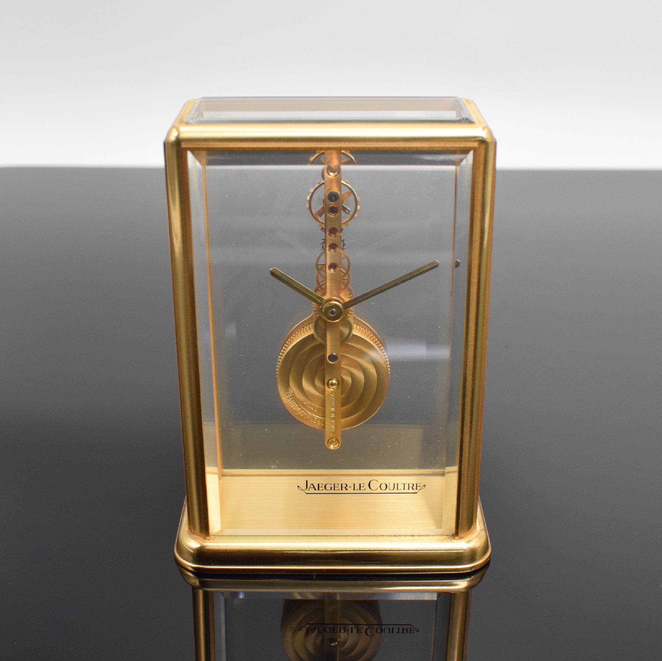 Jaeger-LeCoultre kleine Tischuhr mit 8-Tage Stabwerk Referenz 3 215 018 1, Schweiz um 1980, rechteckiges, 4-seitig facett-vergl. Geh. verg., auf ...